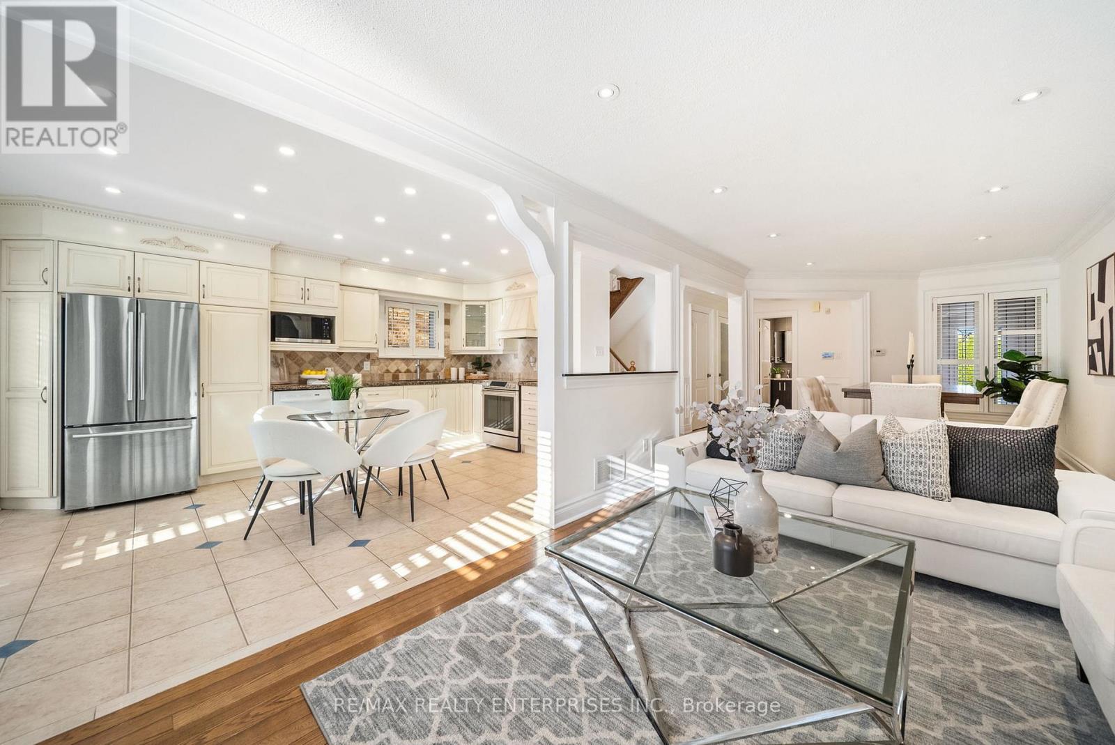 5454 Wilderness Trail, Mississauga, ON - Indoor Photo Showing Living Room