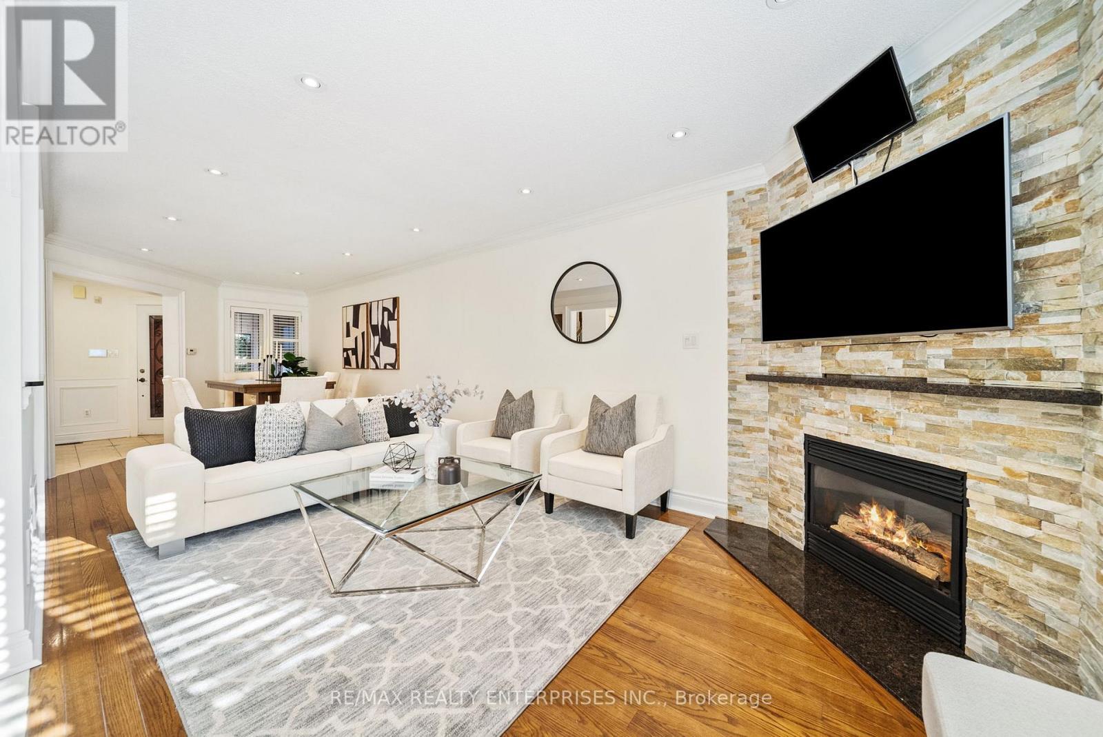 5454 Wilderness Trail, Mississauga, ON - Indoor Photo Showing Living Room With Fireplace