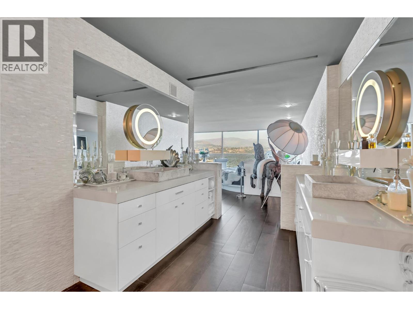 4358 Hobson Road, Kelowna, BC - Indoor Photo Showing Bathroom