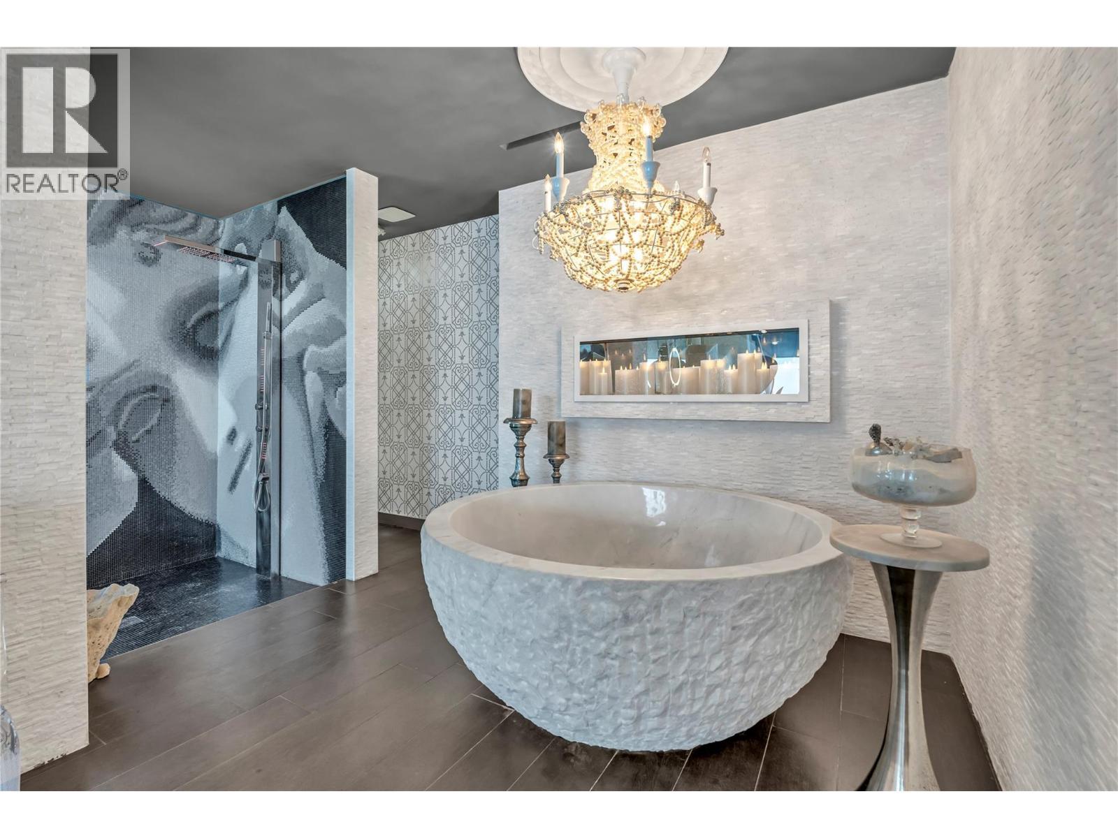 4358 Hobson Road, Kelowna, BC - Indoor Photo Showing Bathroom