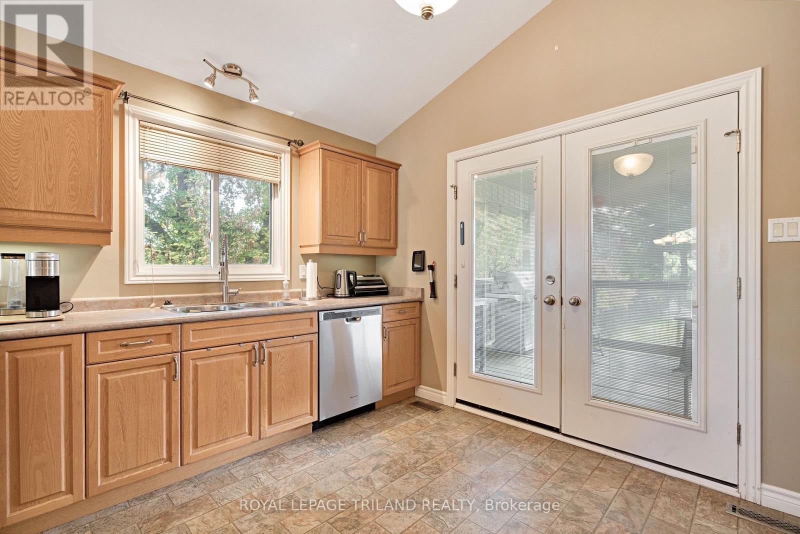 3805 Trillium Drive, Southwest Middlesex (Glencoe), ON - Indoor Photo Showing Kitchen With Double Sink