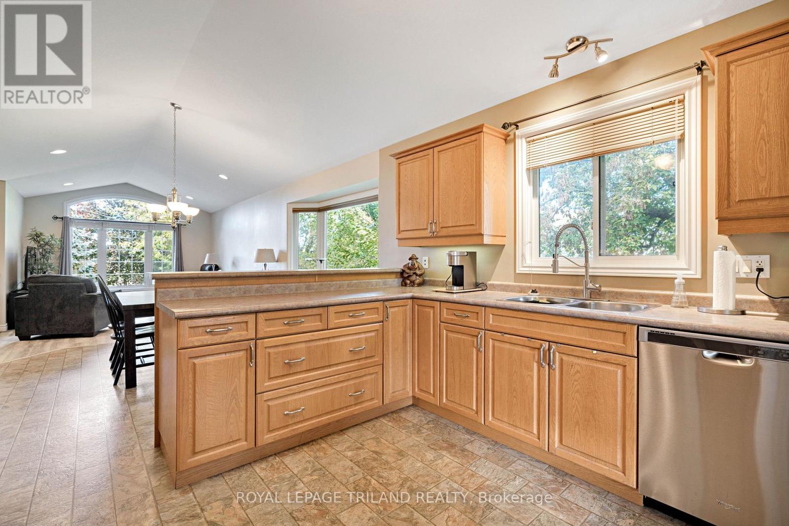 3805 Trillium Drive, Southwest Middlesex (Glencoe), ON - Indoor Photo Showing Kitchen With Double Sink