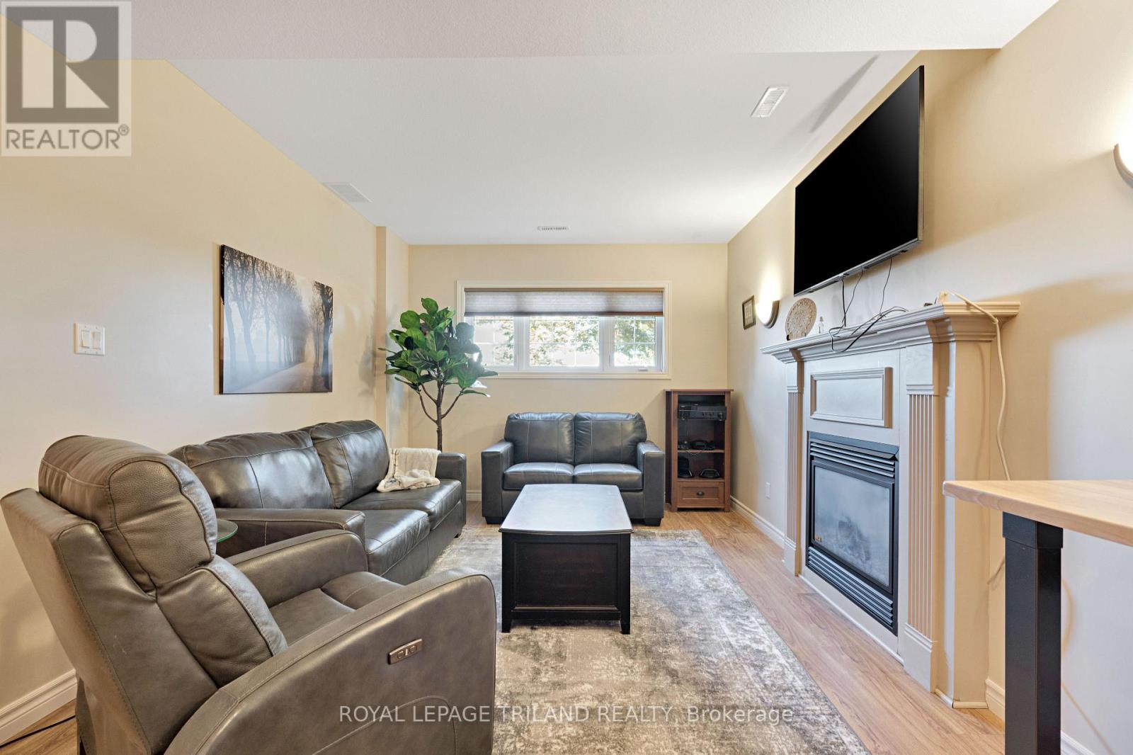 3805 Trillium Drive, Southwest Middlesex (Glencoe), ON - Indoor Photo Showing Living Room With Fireplace