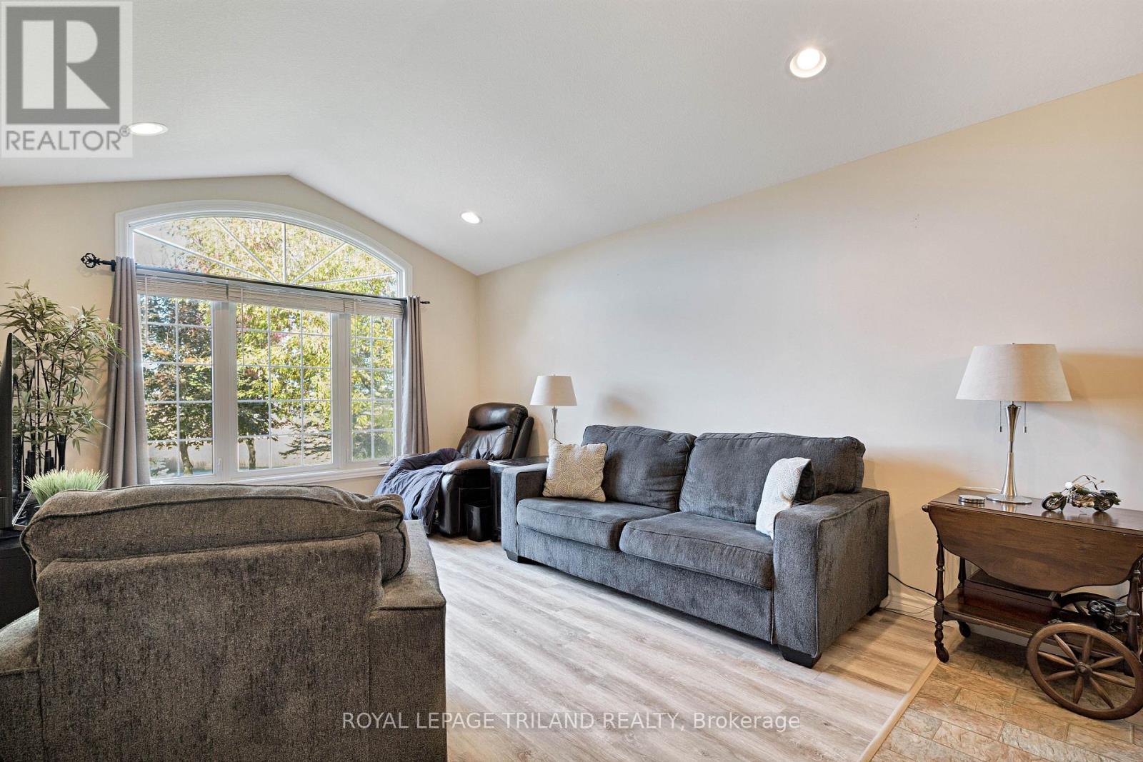 3805 Trillium Drive, Southwest Middlesex (Glencoe), ON - Indoor Photo Showing Living Room