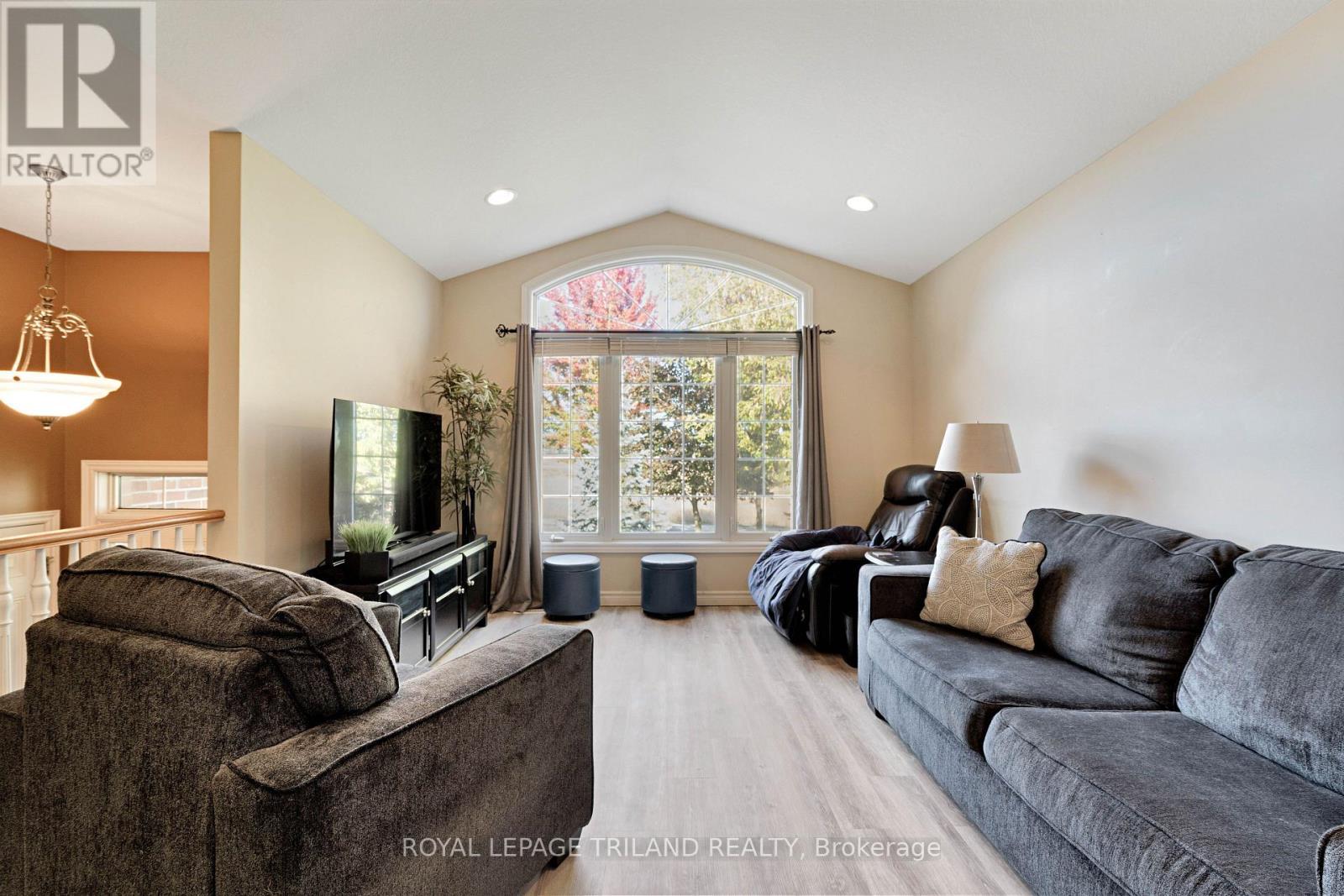3805 Trillium Drive, Southwest Middlesex (Glencoe), ON - Indoor Photo Showing Living Room
