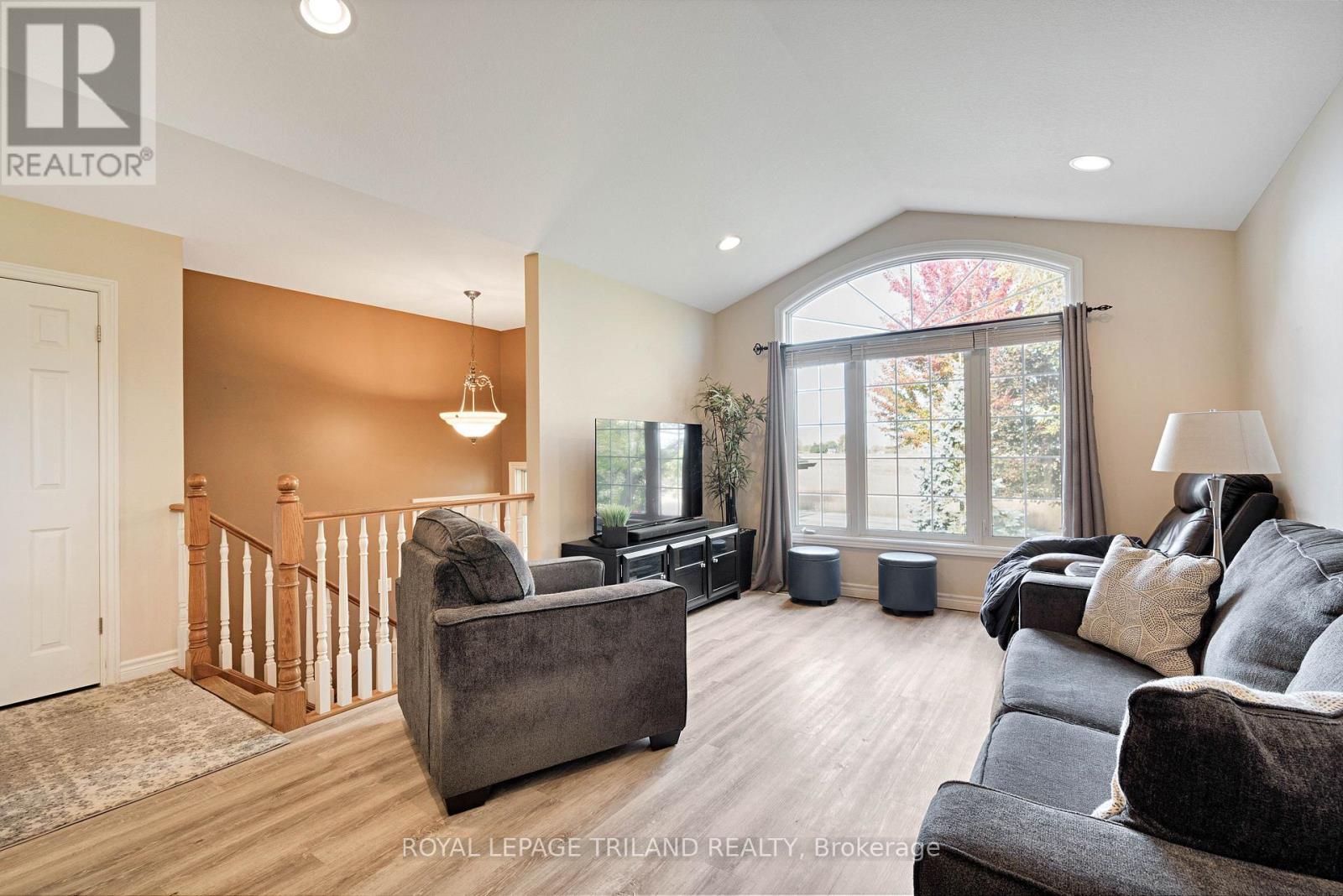 3805 Trillium Drive, Southwest Middlesex (Glencoe), ON - Indoor Photo Showing Living Room