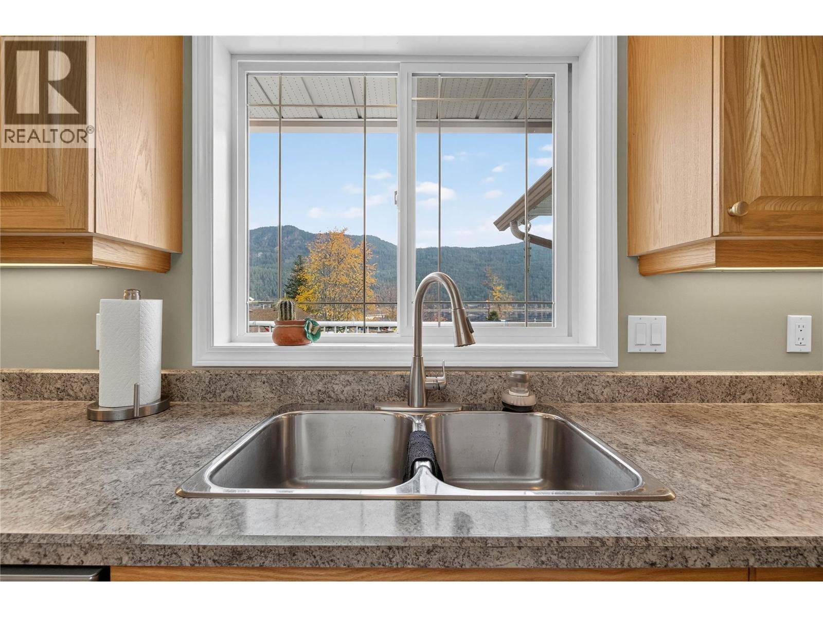 2940 Birch Lane, Blind Bay, BC - Indoor Photo Showing Kitchen With Double Sink