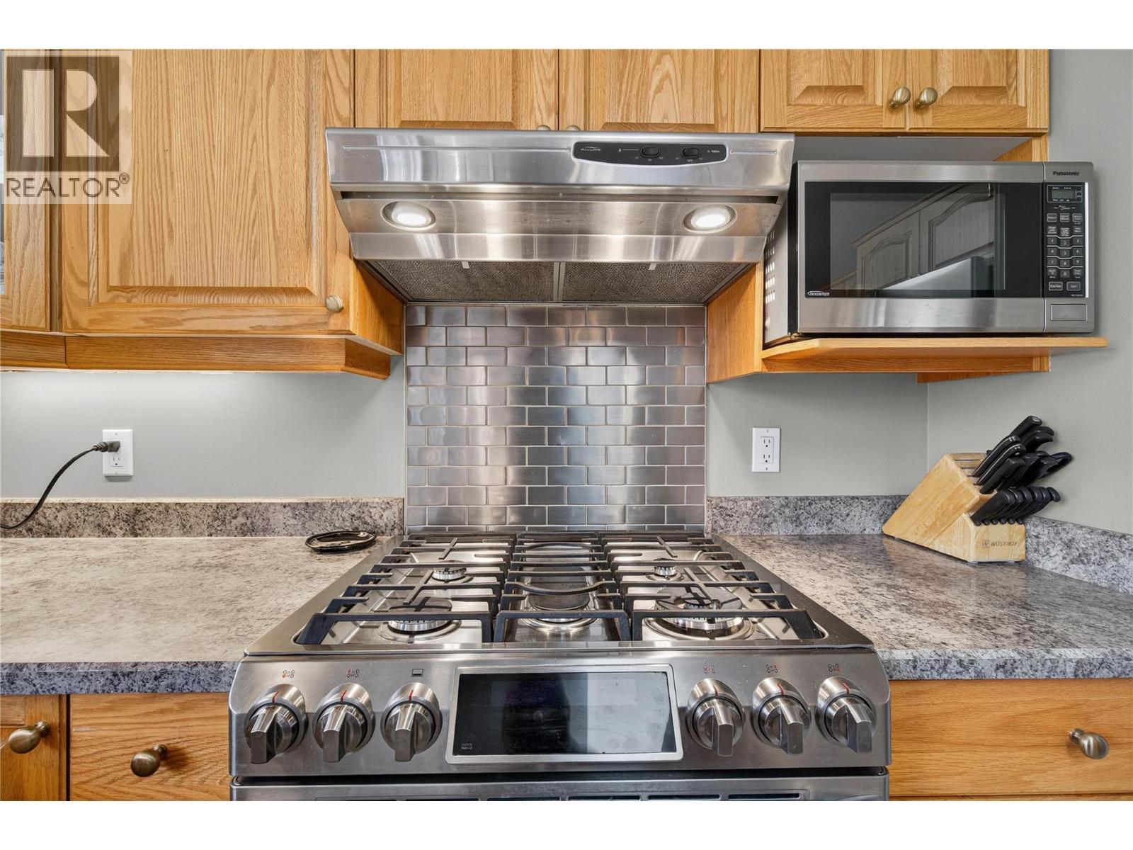 2940 Birch Lane, Blind Bay, BC - Indoor Photo Showing Kitchen With Upgraded Kitchen