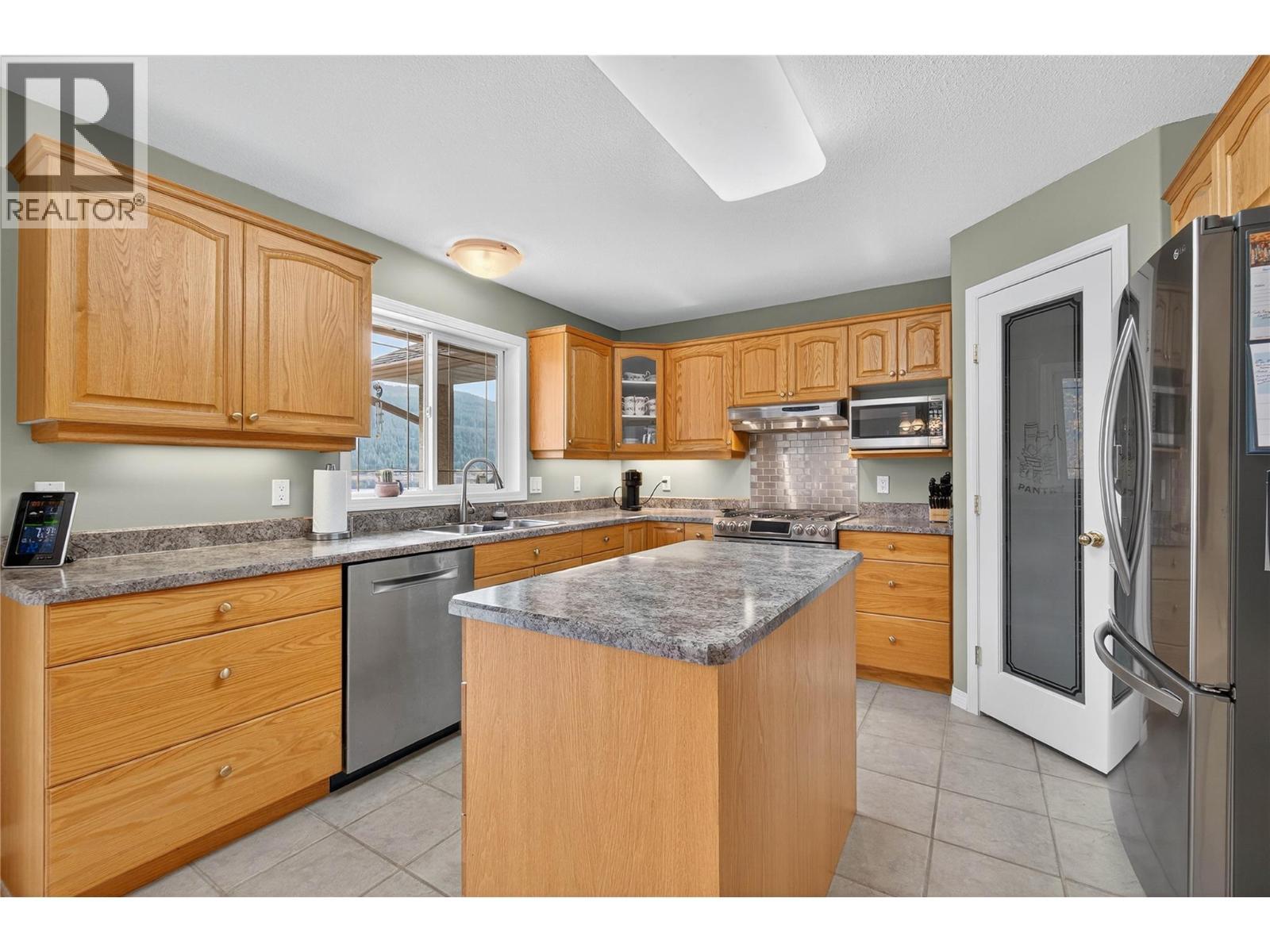 2940 Birch Lane, Blind Bay, BC - Indoor Photo Showing Kitchen
