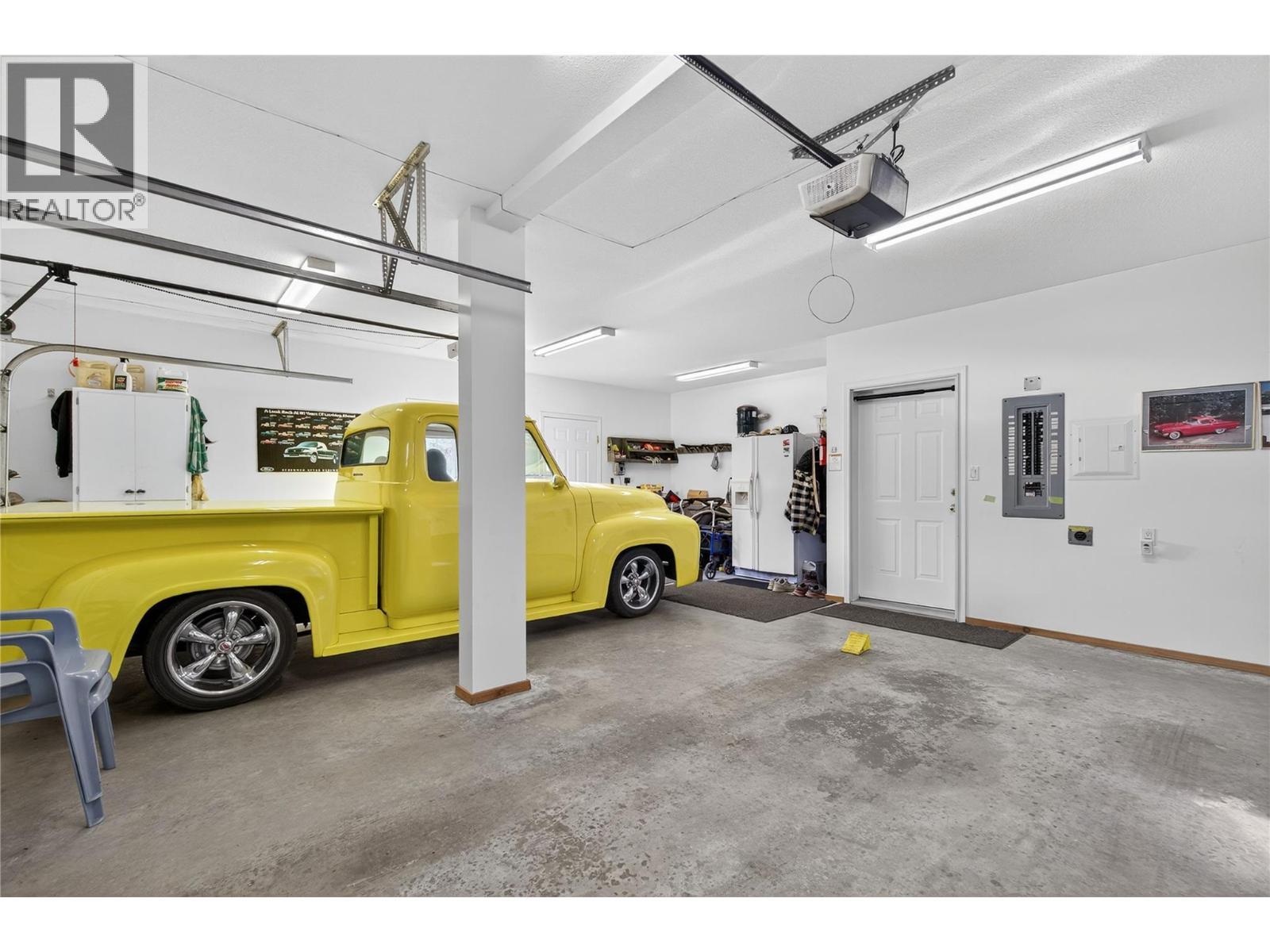 2940 Birch Lane, Blind Bay, BC - Indoor Photo Showing Garage
