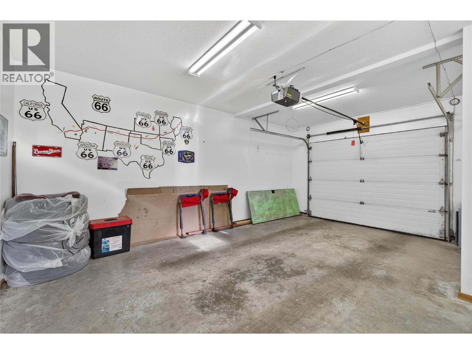 2940 Birch Lane, Blind Bay, BC - Indoor Photo Showing Garage
