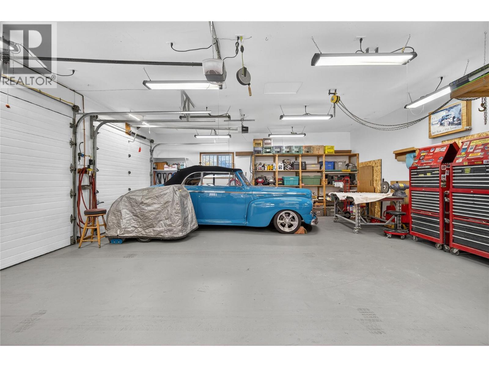 2940 Birch Lane, Blind Bay, BC - Indoor Photo Showing Garage