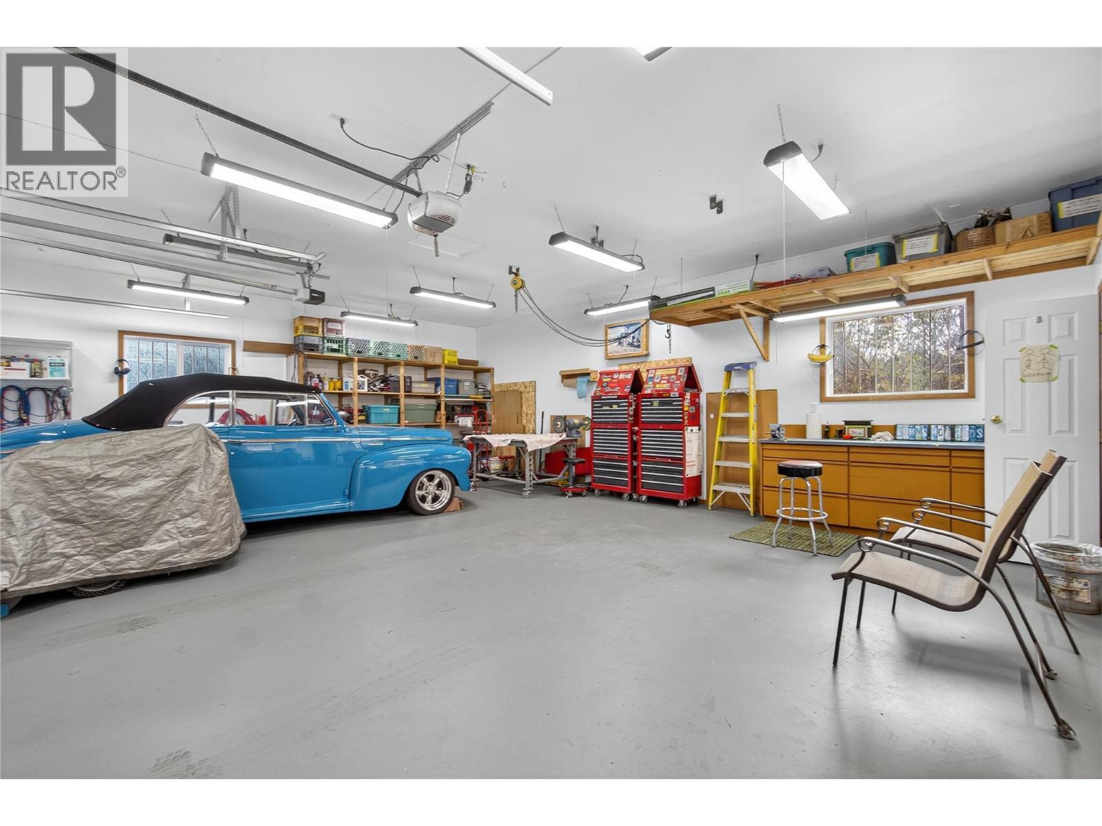 2940 Birch Lane, Blind Bay, BC - Indoor Photo Showing Garage