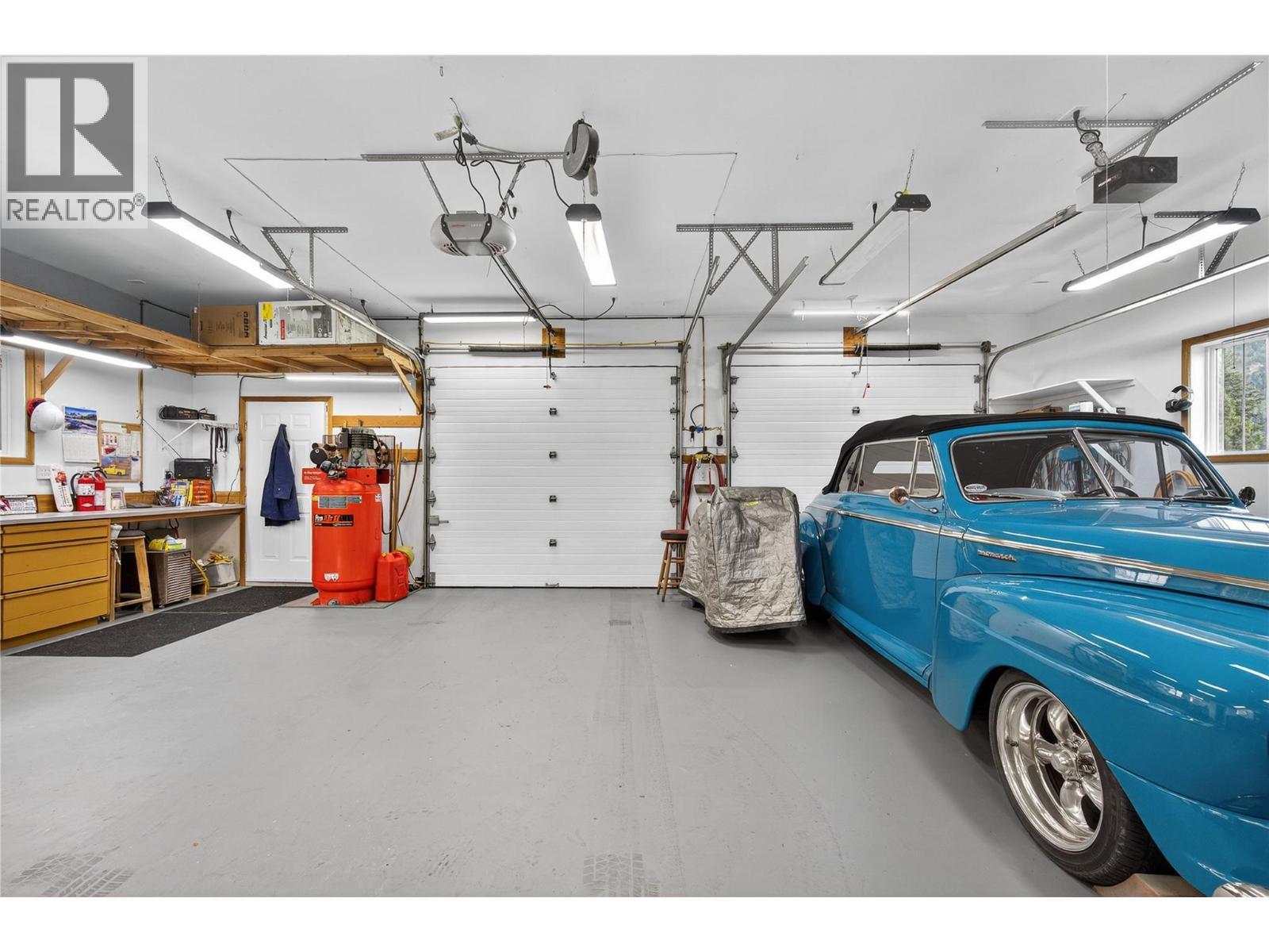2940 Birch Lane, Blind Bay, BC - Indoor Photo Showing Garage