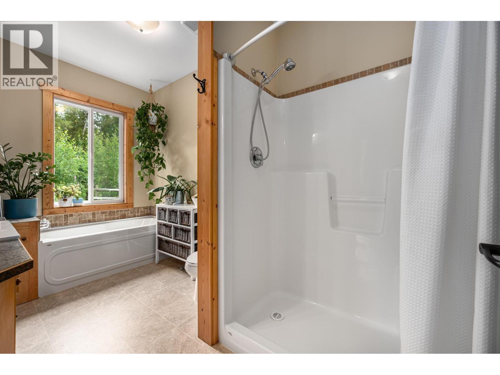 380 Richlands Road, Cherryville, BC - Indoor Photo Showing Bathroom
