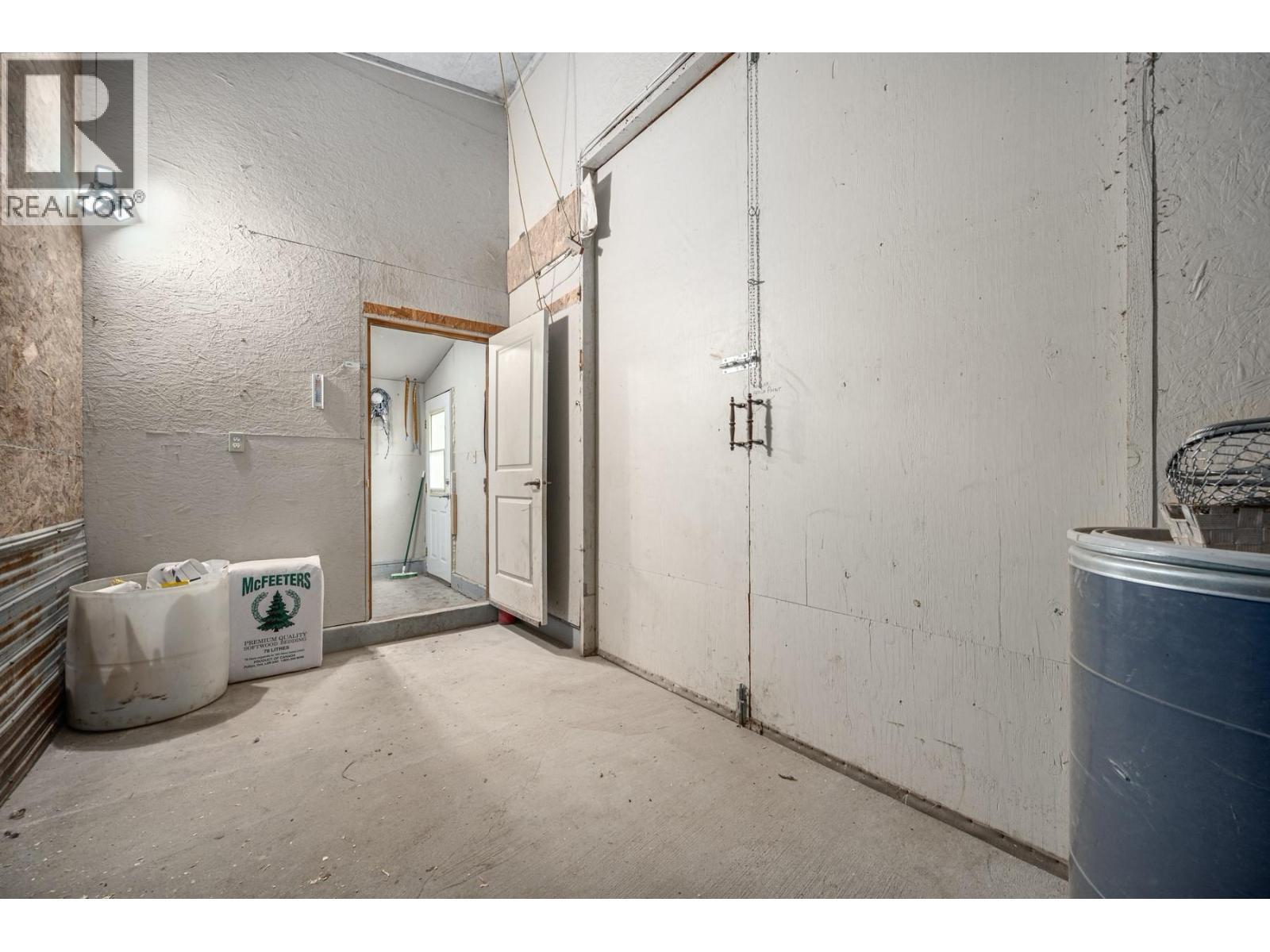 380 Richlands Road, Cherryville, BC - Indoor Photo Showing Other Room