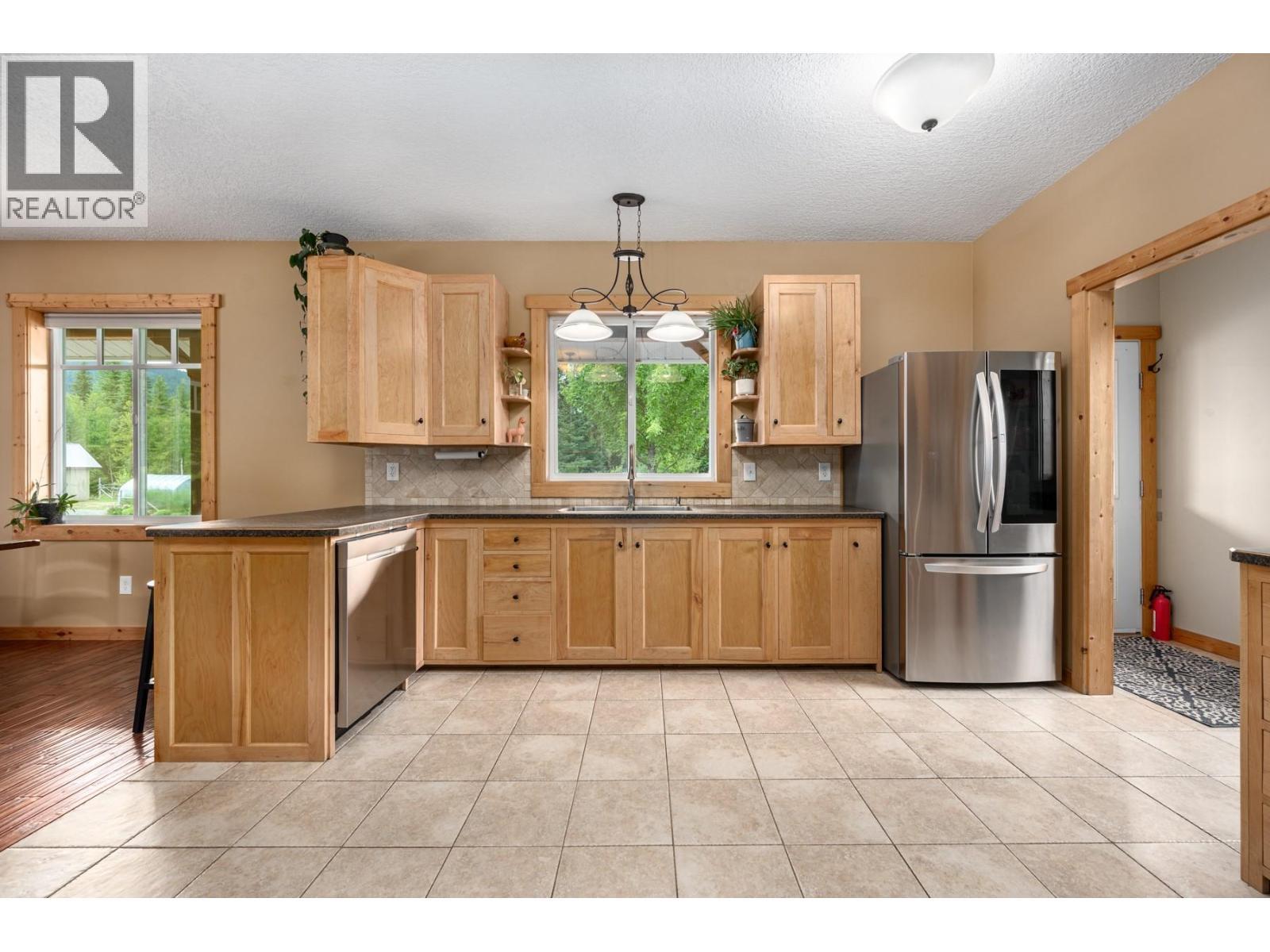 380 Richlands Road, Cherryville, BC - Indoor Photo Showing Kitchen