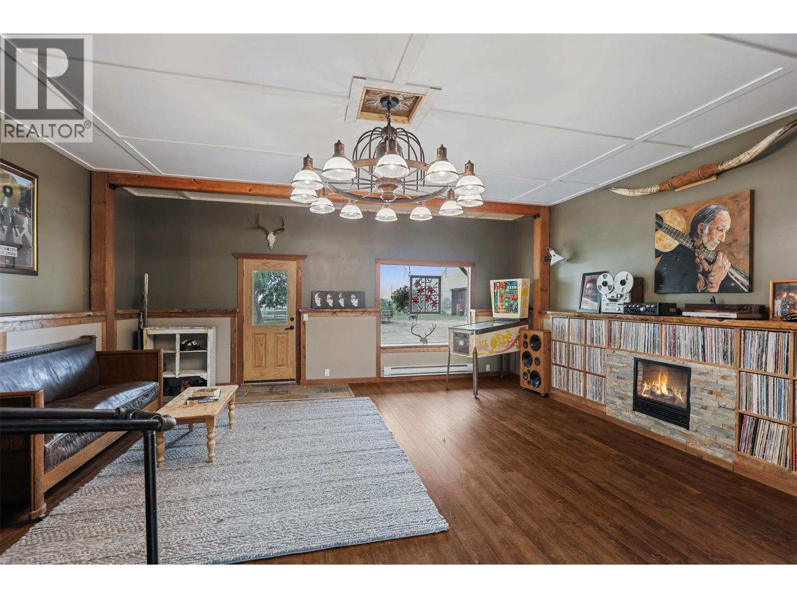 1580 Monte Creek Road, Kamloops, BC - Indoor Photo Showing Living Room With Fireplace
