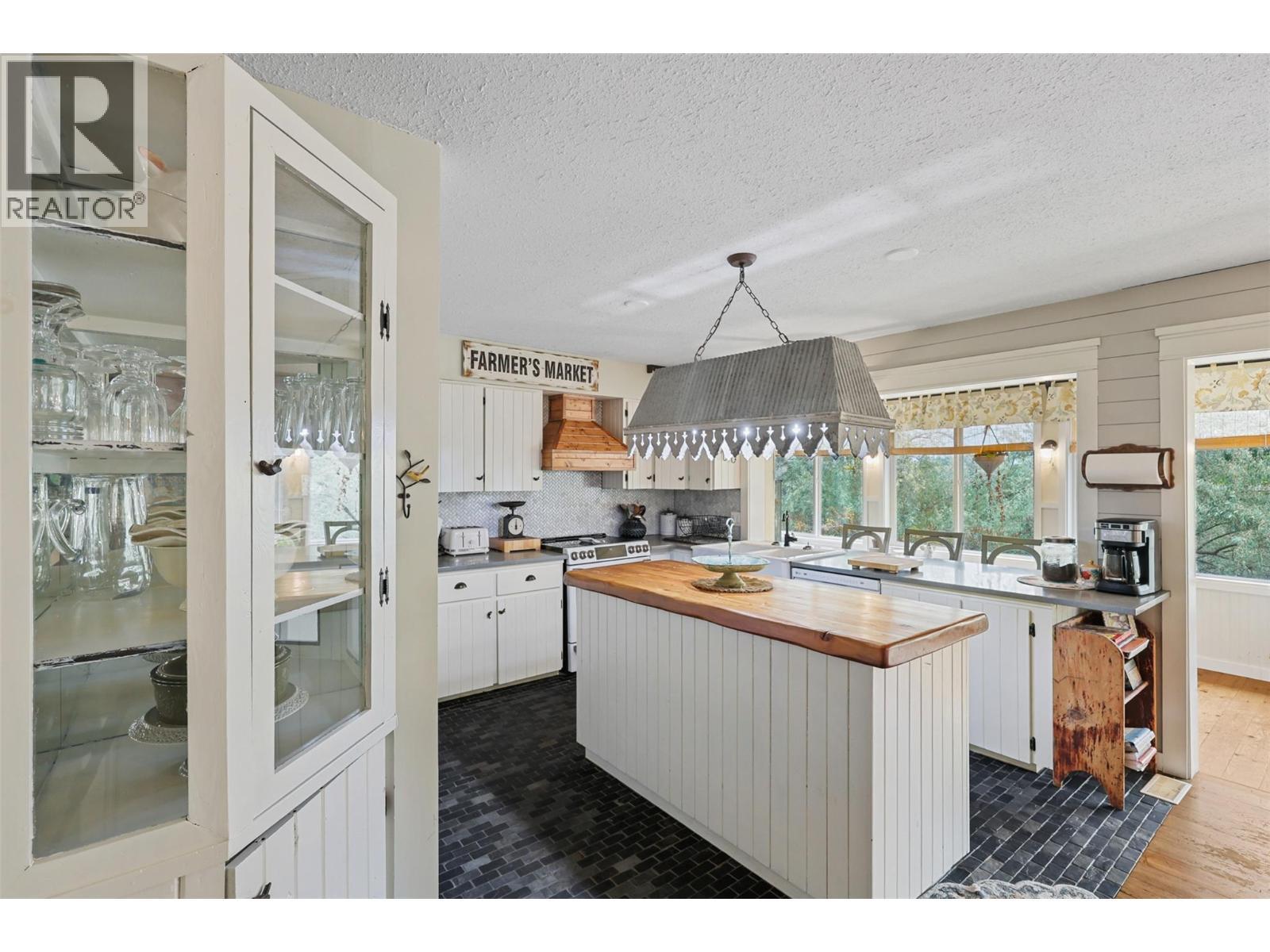 1580 Monte Creek Road, Kamloops, BC - Indoor Photo Showing Kitchen