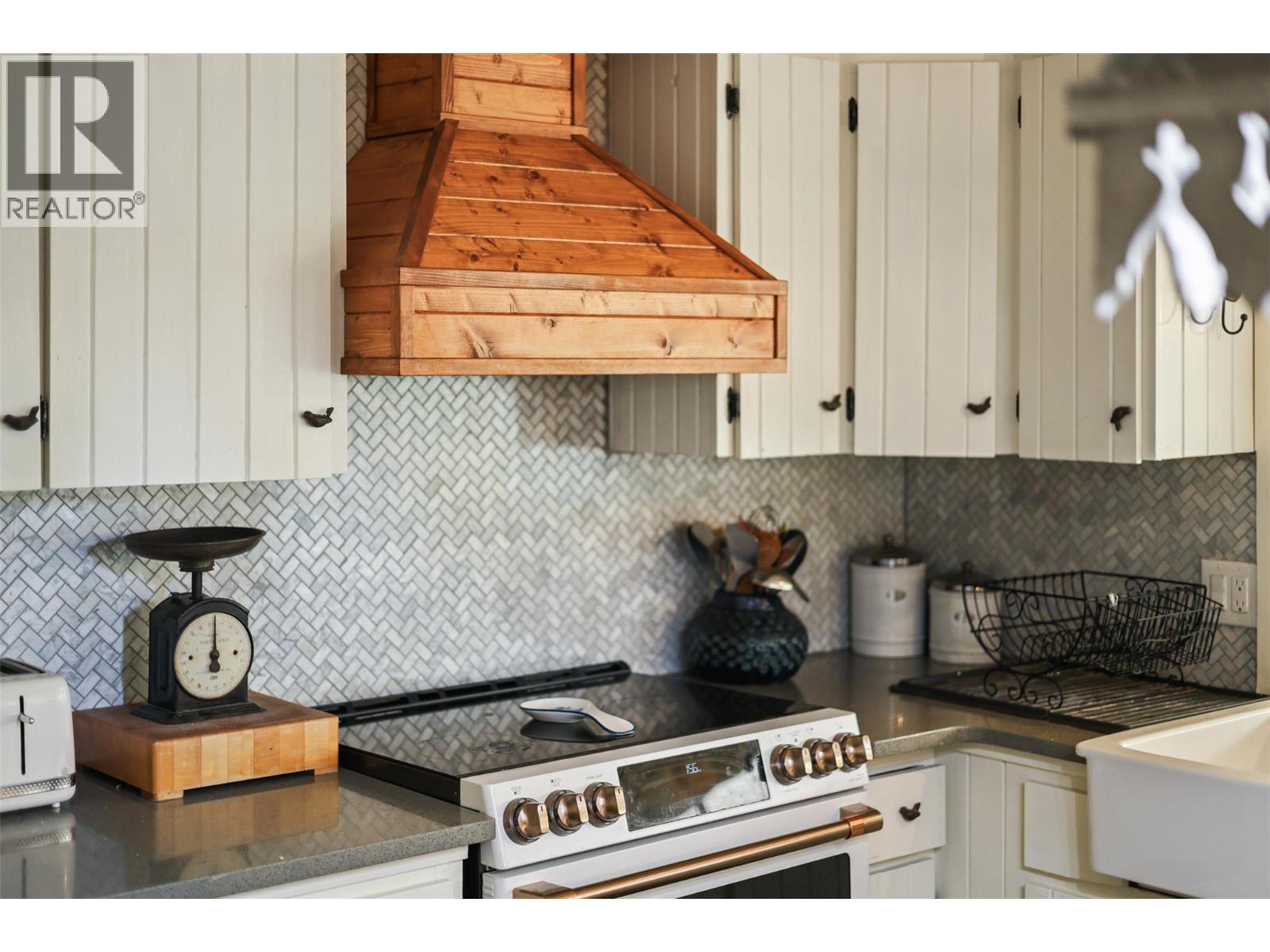 1580 Monte Creek Road, Kamloops, BC - Indoor Photo Showing Kitchen