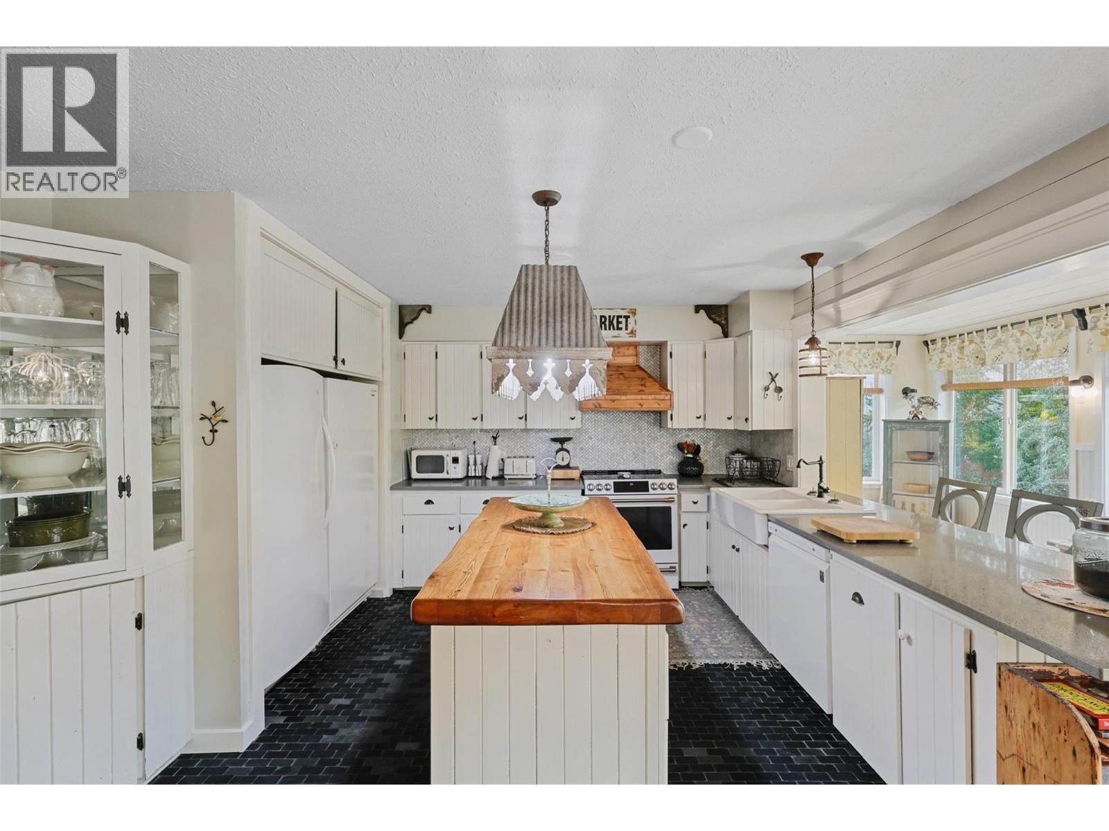 1580 Monte Creek Road, Kamloops, BC - Indoor Photo Showing Kitchen