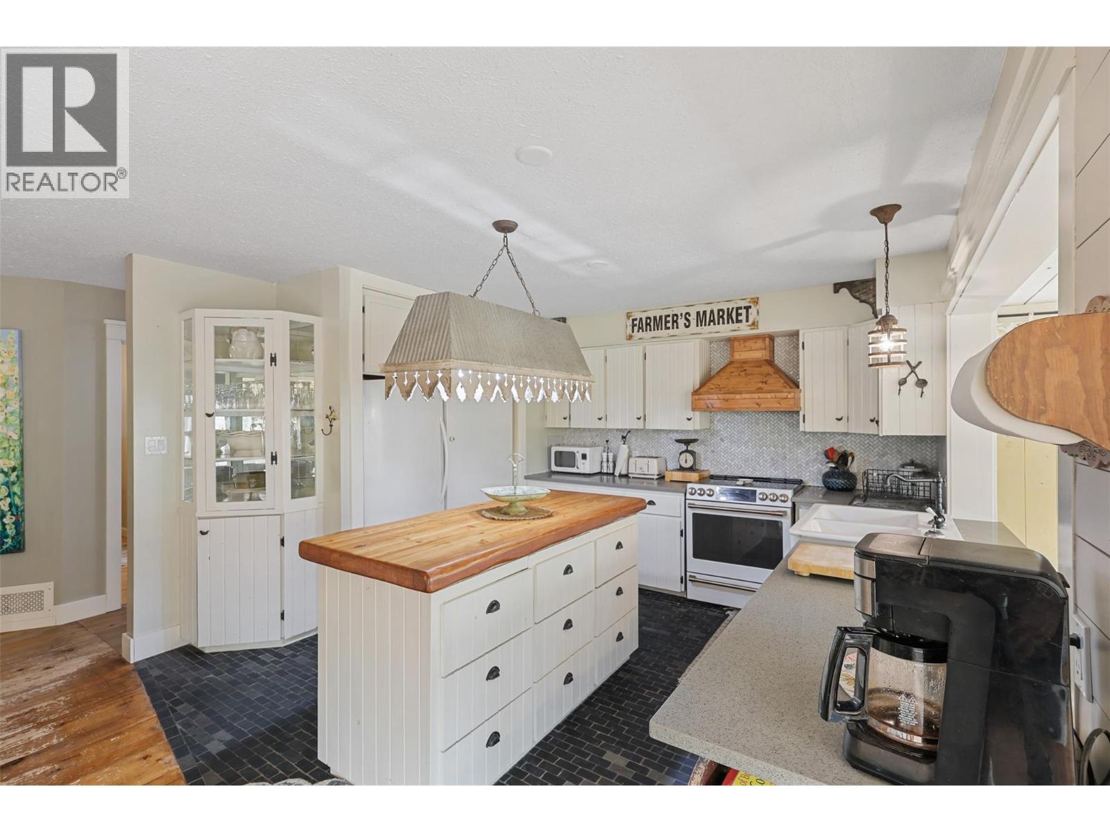 1580 Monte Creek Road, Kamloops, BC - Indoor Photo Showing Kitchen