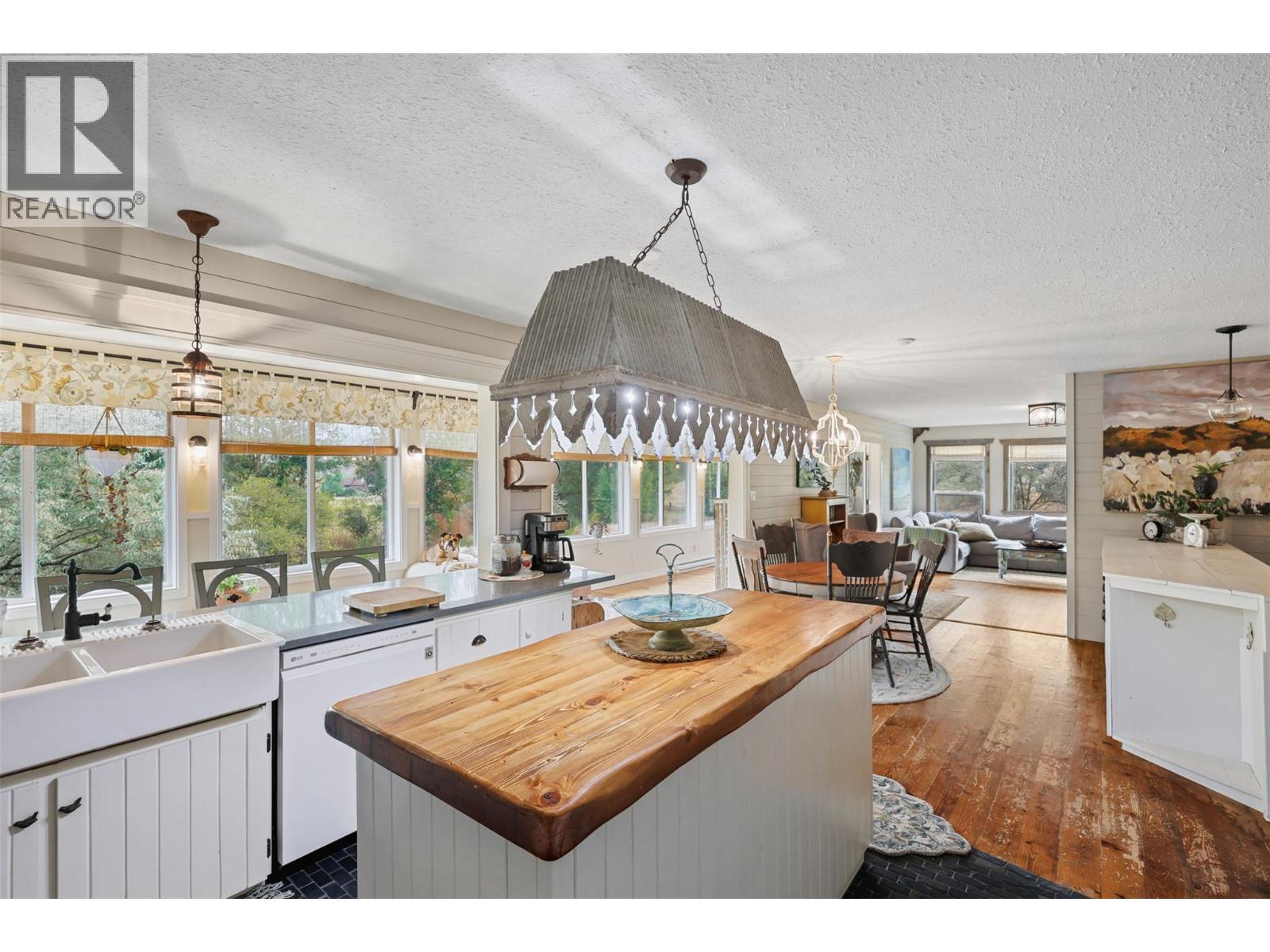 1580 Monte Creek Road, Kamloops, BC - Indoor Photo Showing Kitchen With Double Sink