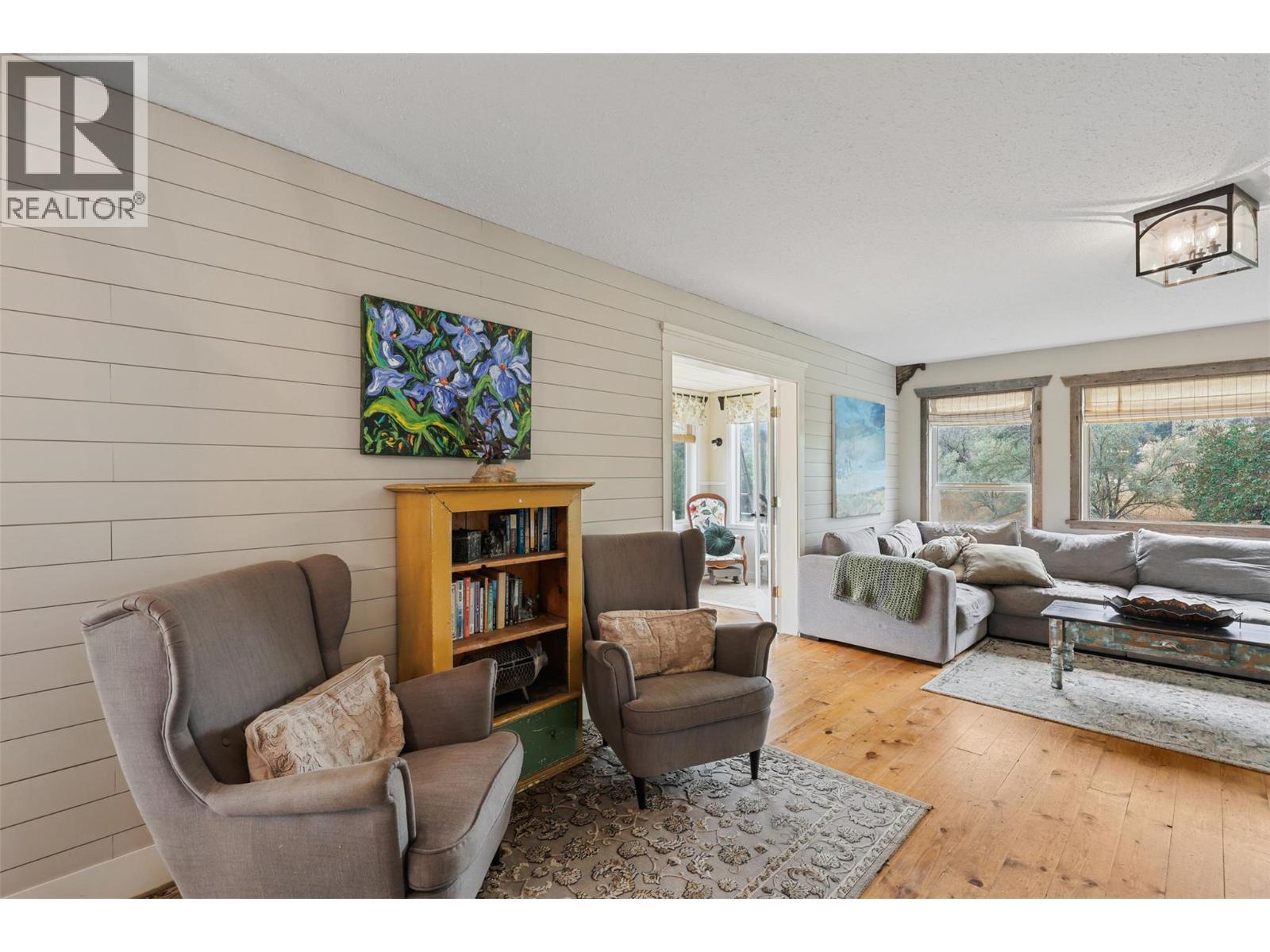 1580 Monte Creek Road, Kamloops, BC - Indoor Photo Showing Living Room