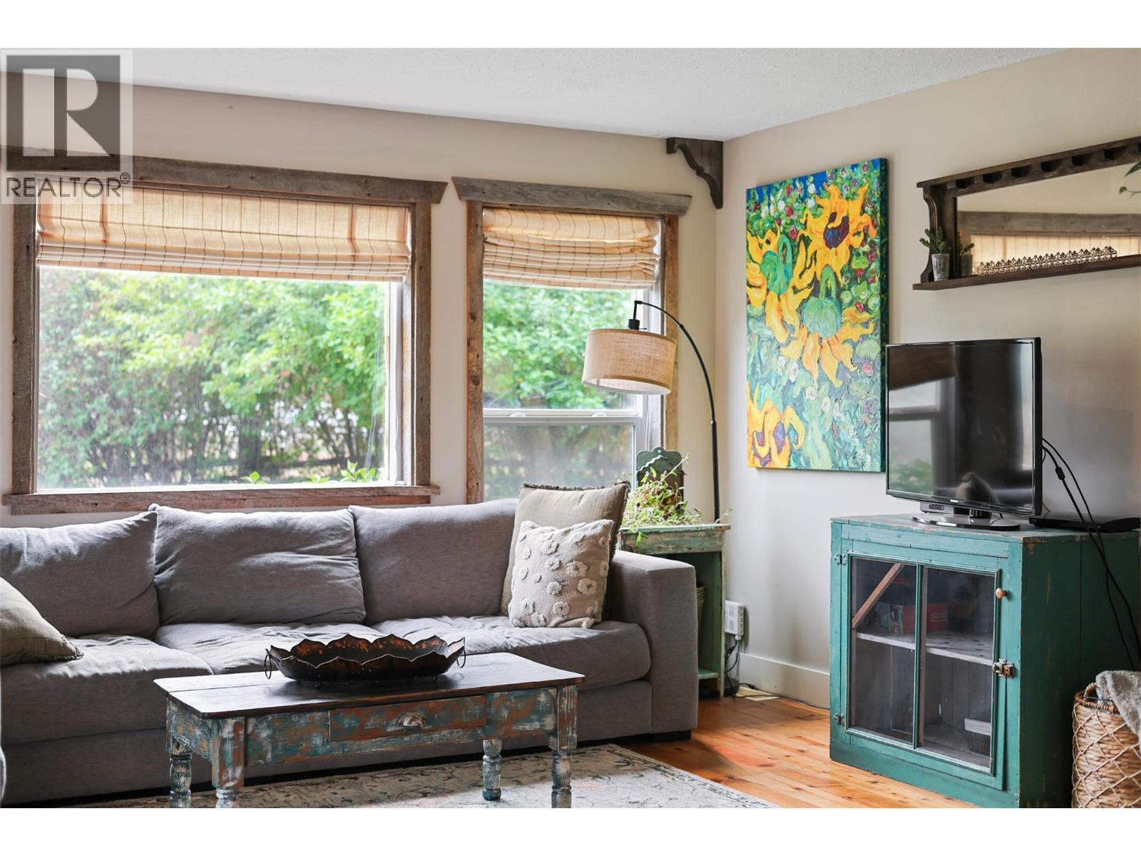 1580 Monte Creek Road, Kamloops, BC - Indoor Photo Showing Living Room