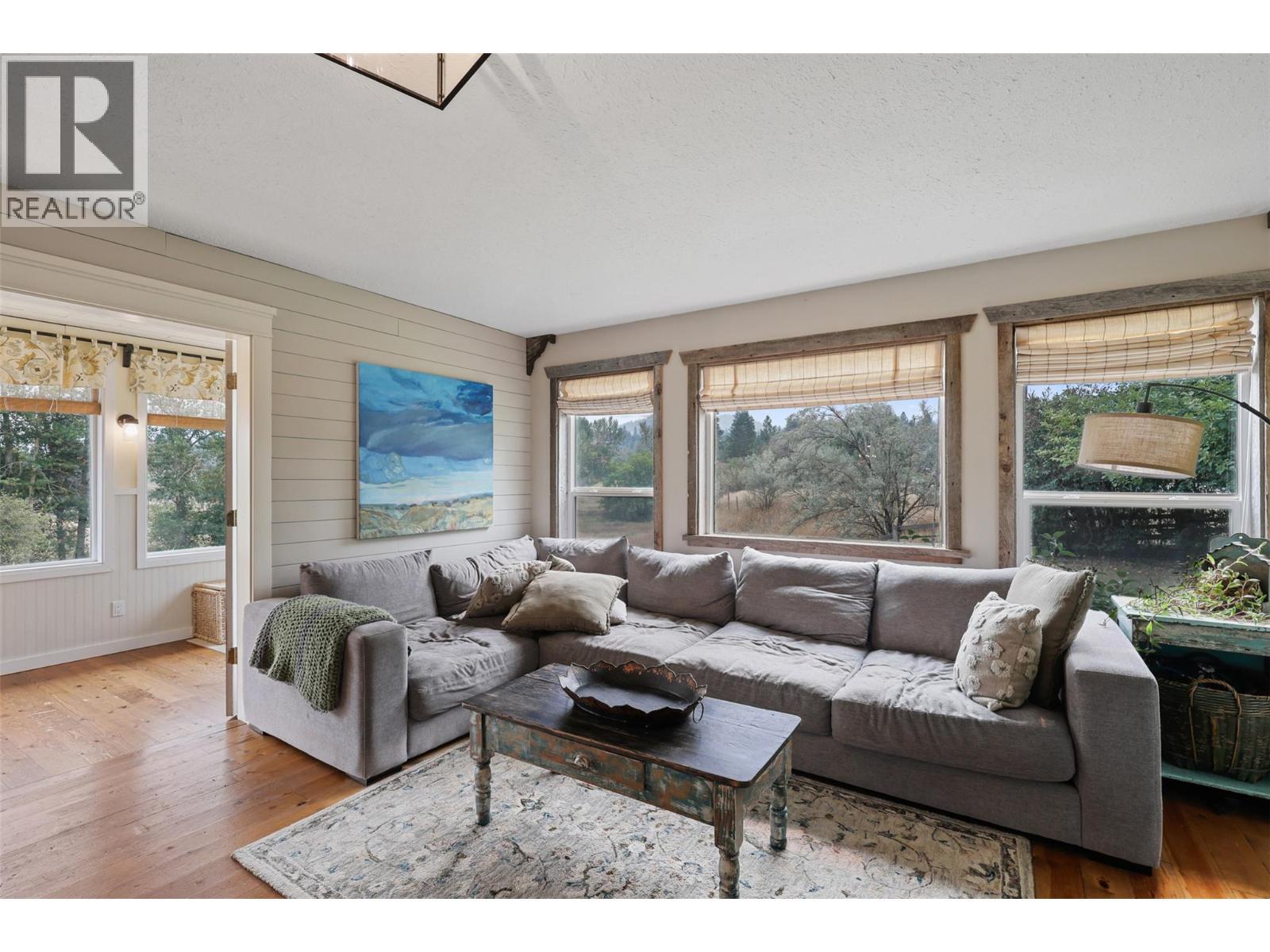 1580 Monte Creek Road, Kamloops, BC - Indoor Photo Showing Living Room