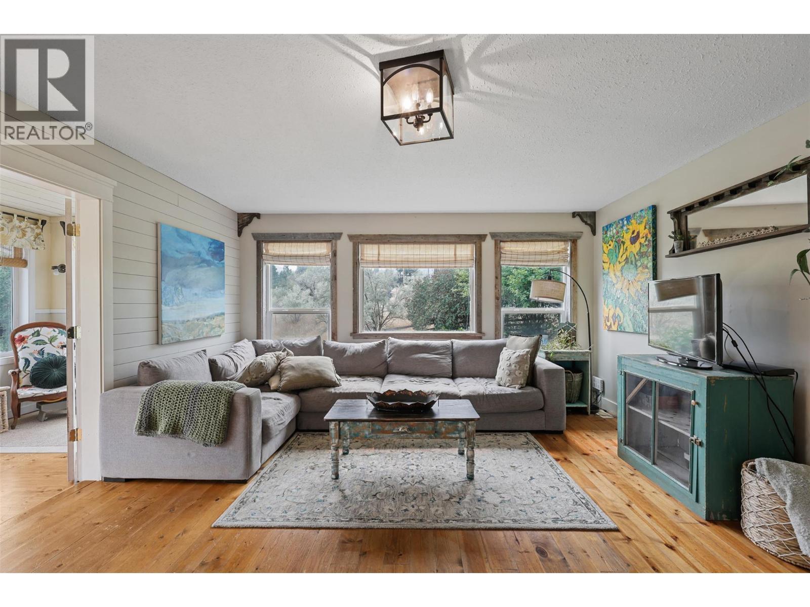 1580 Monte Creek Road, Kamloops, BC - Indoor Photo Showing Living Room With Fireplace