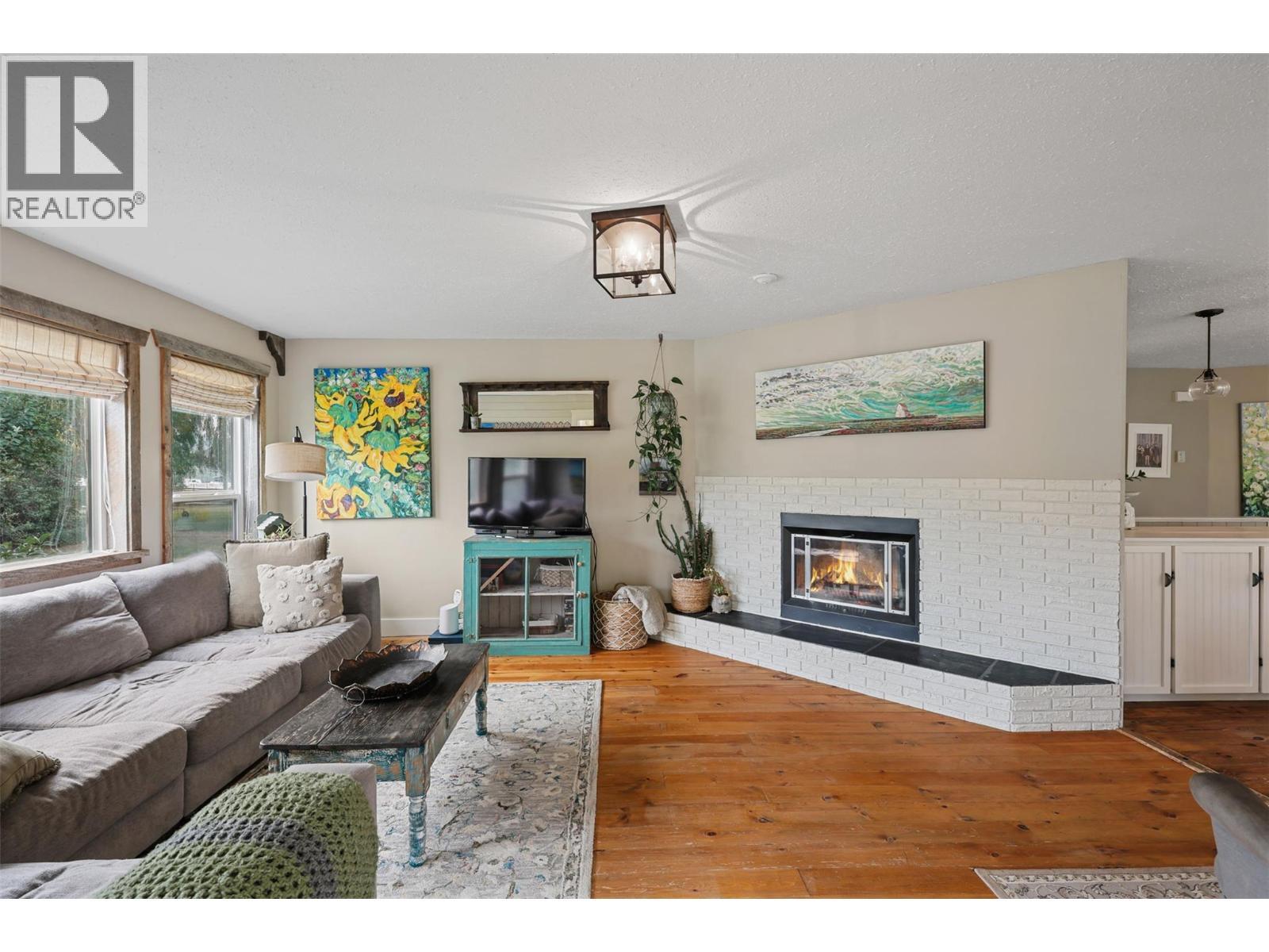 1580 Monte Creek Road, Kamloops, BC - Indoor Photo Showing Living Room With Fireplace