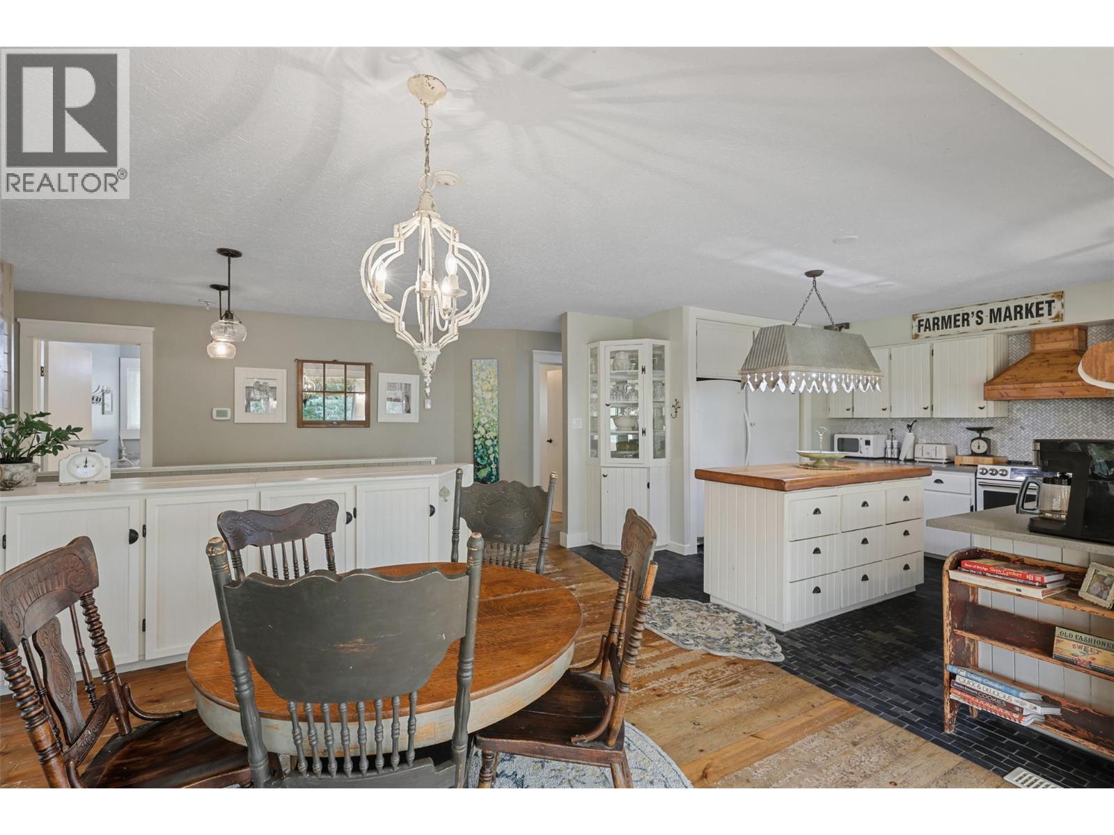 1580 Monte Creek Road, Kamloops, BC - Indoor Photo Showing Dining Room