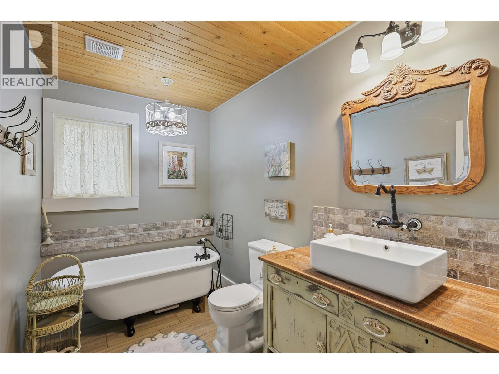 1580 Monte Creek Road, Kamloops, BC - Indoor Photo Showing Bathroom