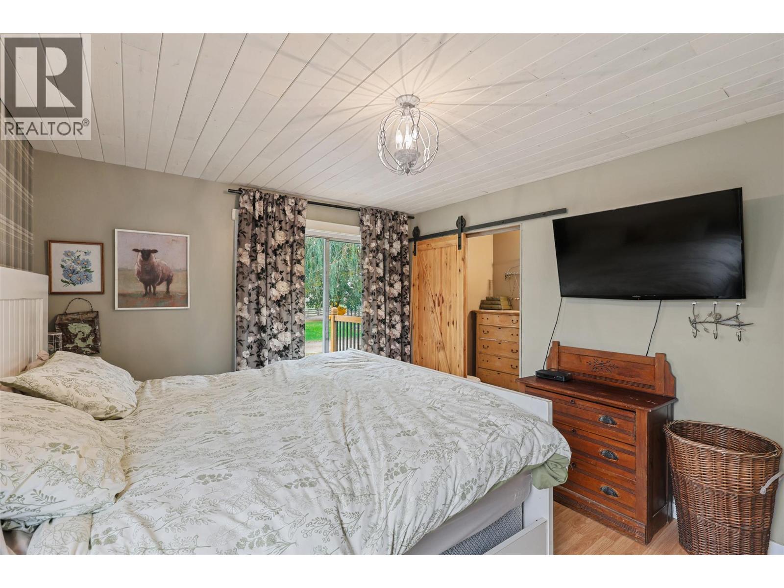 1580 Monte Creek Road, Kamloops, BC - Indoor Photo Showing Bedroom