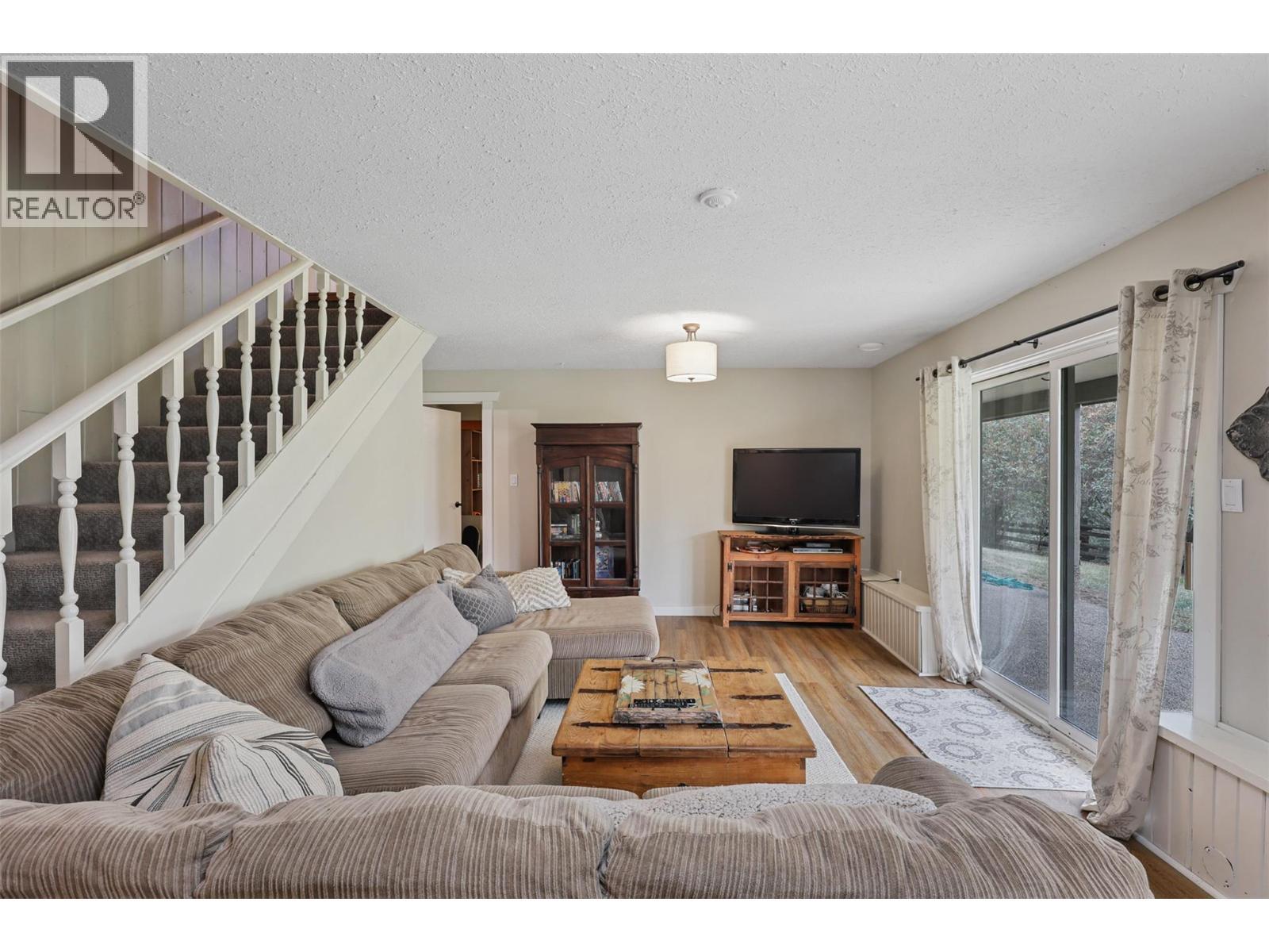 1580 Monte Creek Road, Kamloops, BC - Indoor Photo Showing Living Room