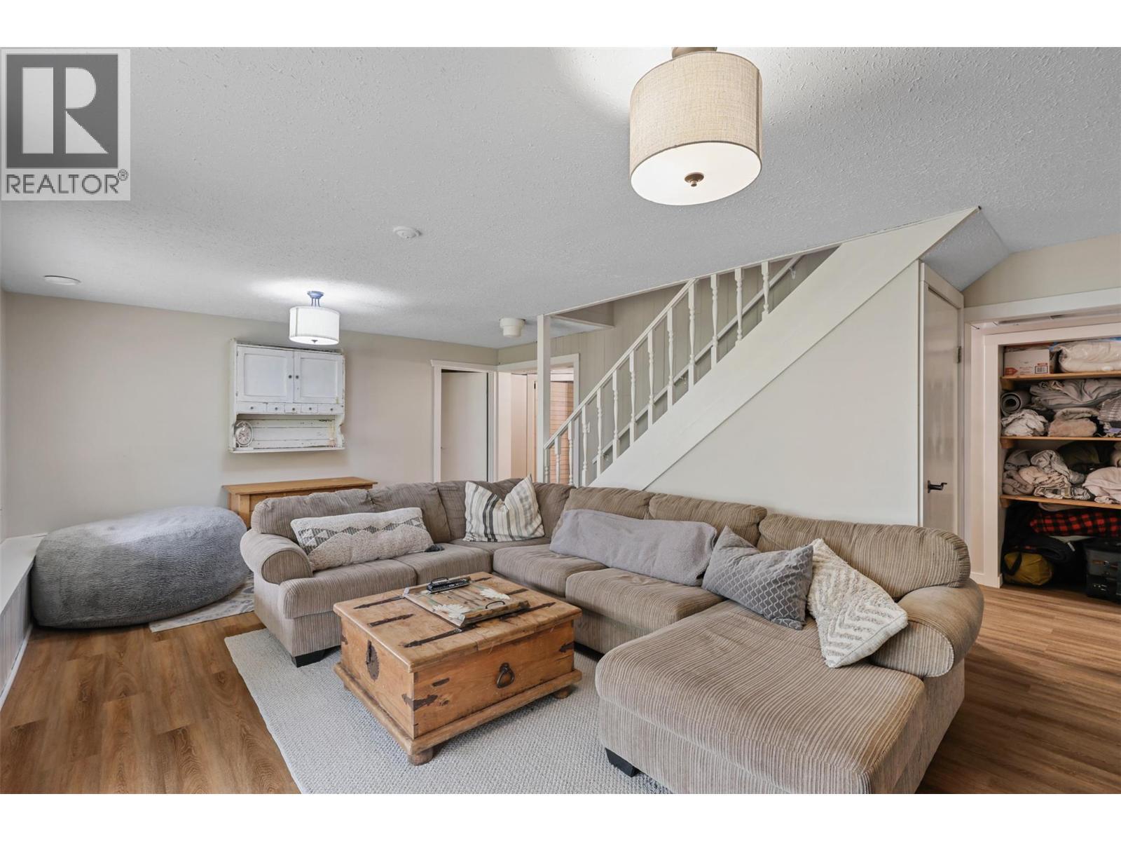 1580 Monte Creek Road, Kamloops, BC - Indoor Photo Showing Living Room