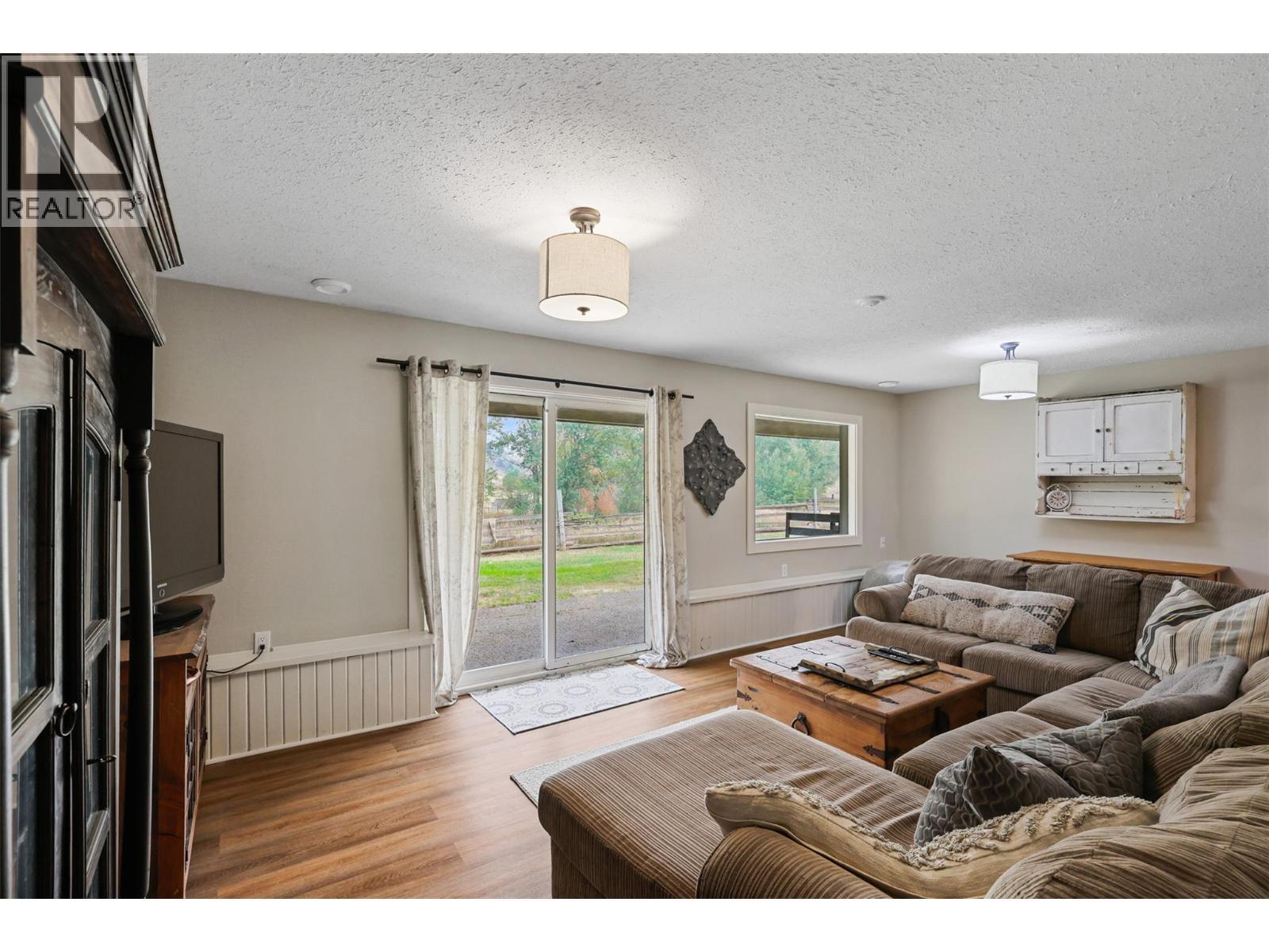 1580 Monte Creek Road, Kamloops, BC - Indoor Photo Showing Living Room