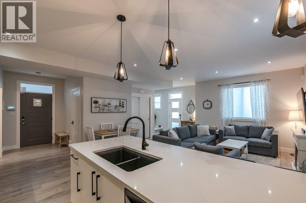 535 Westminster Avenue W Unit# 102, Penticton, BC - Indoor Photo Showing Kitchen With Double Sink