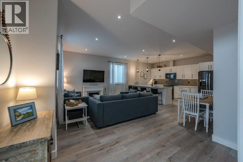 535 Westminster Avenue W Unit# 102, Penticton, BC - Indoor Photo Showing Living Room With Fireplace