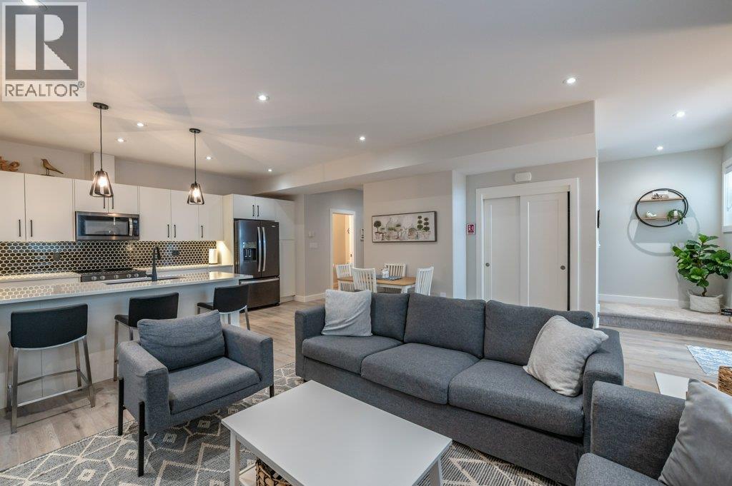 535 Westminster Avenue W Unit# 102, Penticton, BC - Indoor Photo Showing Living Room