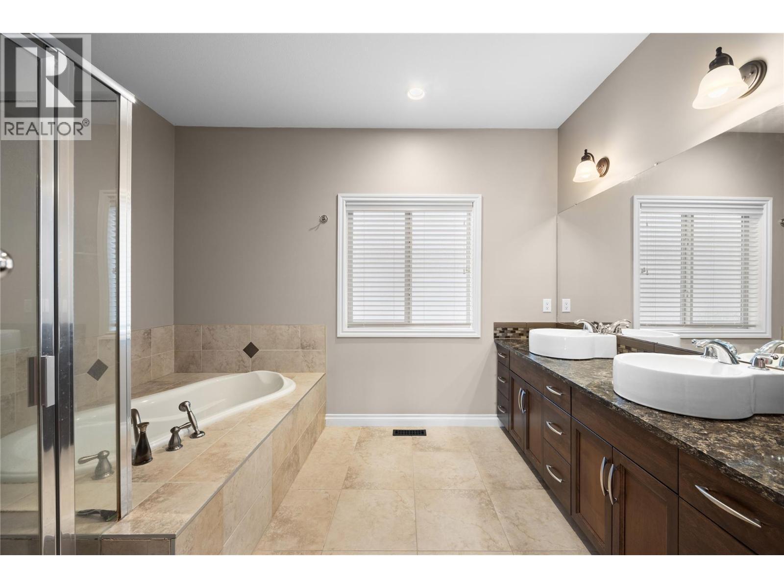 Primary ensuite - 5 pc - 5165 Trepanier Bench Road Unit# 250, Peachland, BC - Indoor Photo Showing Bathroom