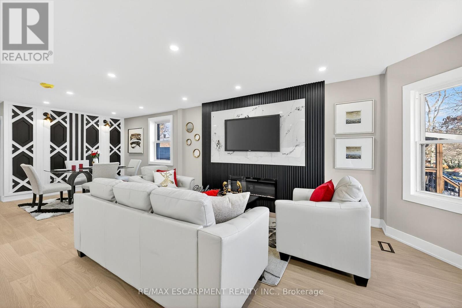26 Martin Road, Hamilton, ON - Indoor Photo Showing Living Room