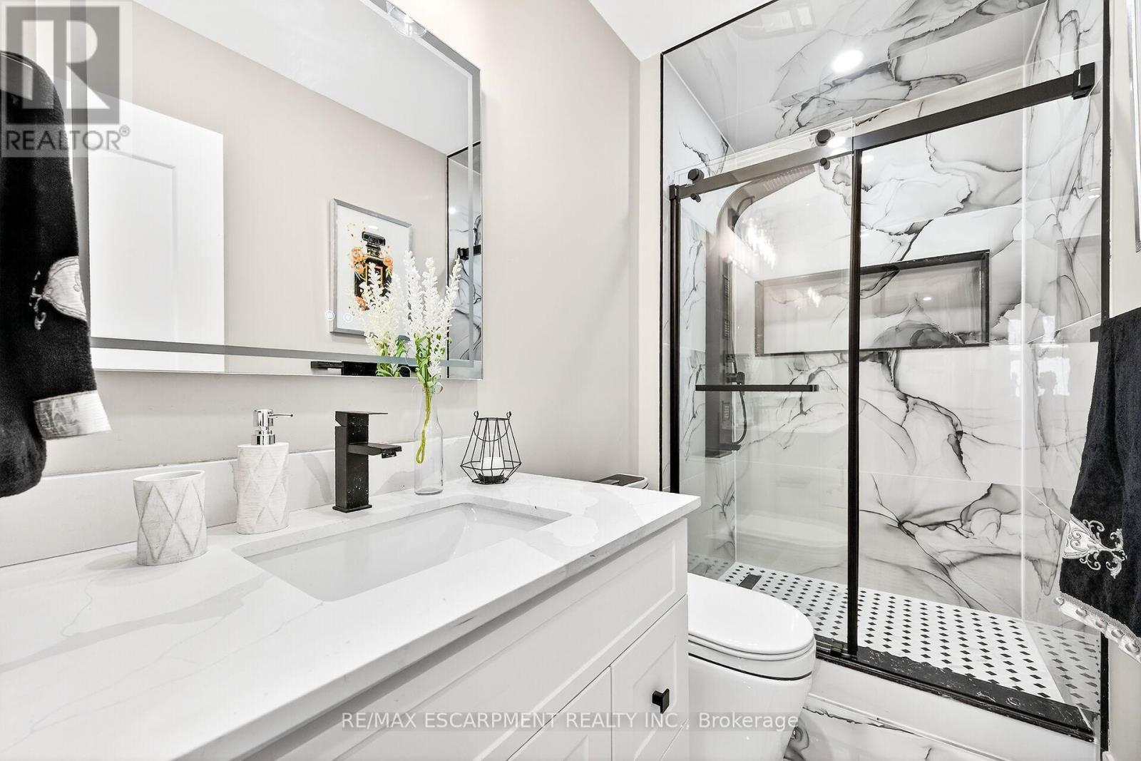 26 Martin Road, Hamilton, ON - Indoor Photo Showing Bathroom