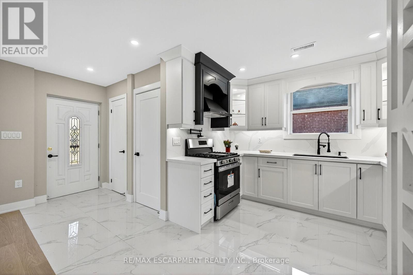 26 Martin Road, Hamilton, ON - Indoor Photo Showing Kitchen