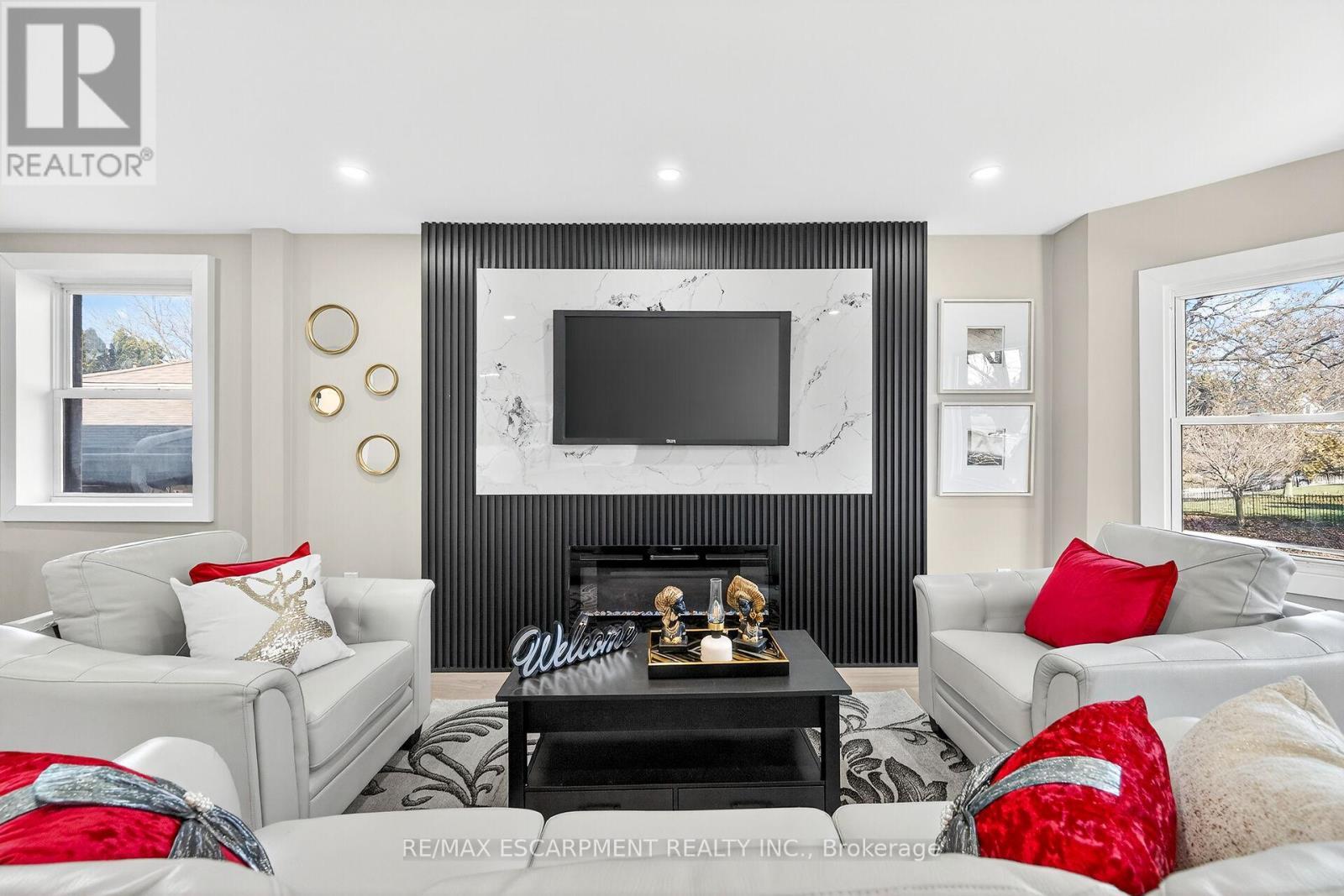 26 Martin Road, Hamilton, ON - Indoor Photo Showing Living Room