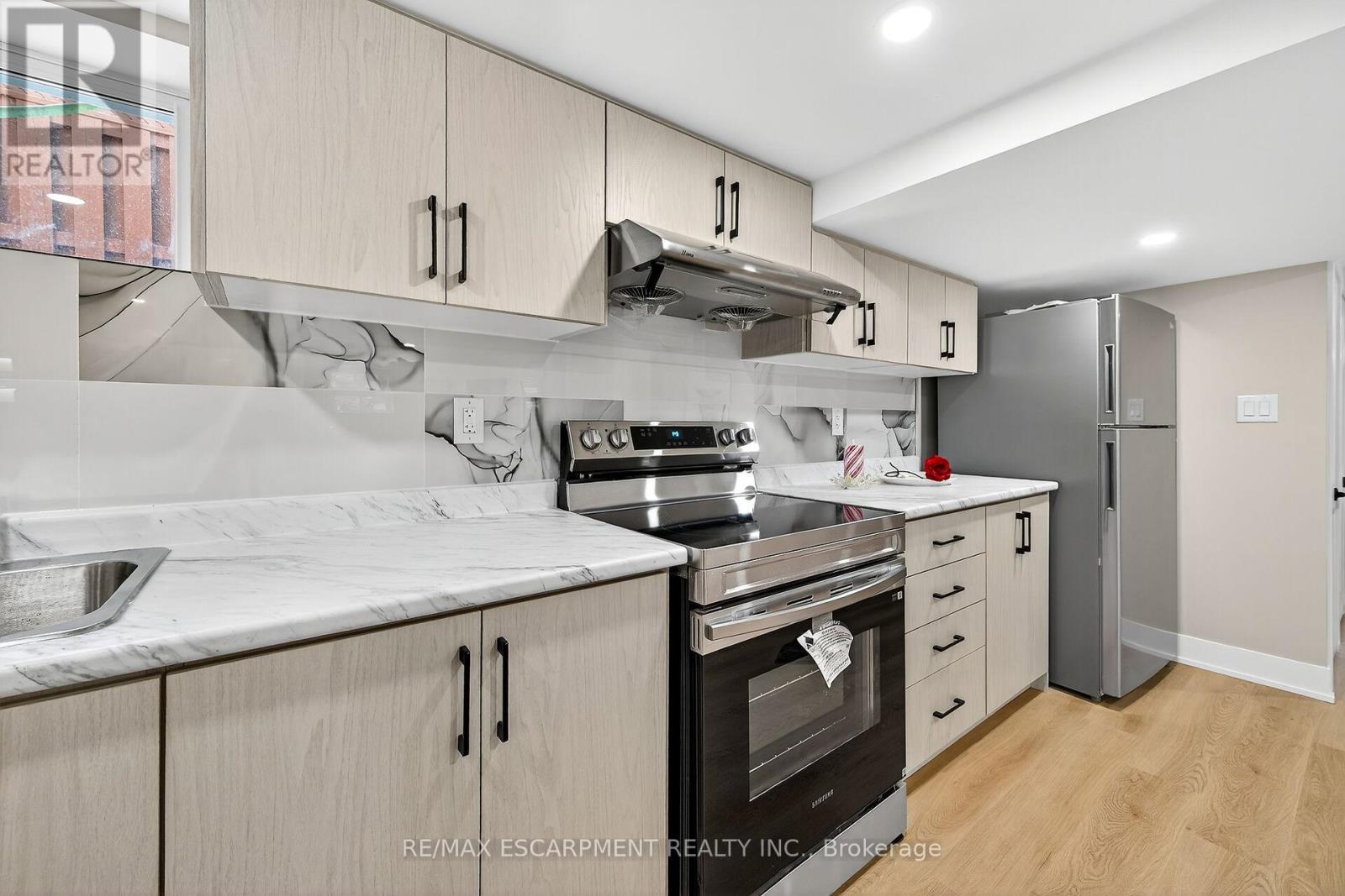 26 Martin Road, Hamilton, ON - Indoor Photo Showing Kitchen