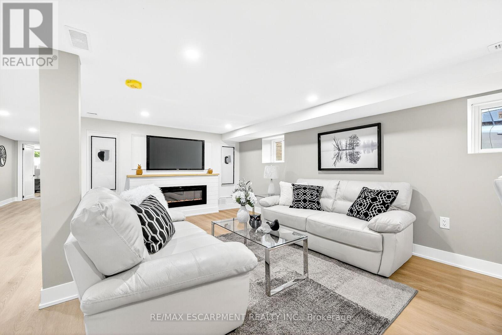 26 Martin Road, Hamilton, ON - Indoor Photo Showing Living Room With Fireplace