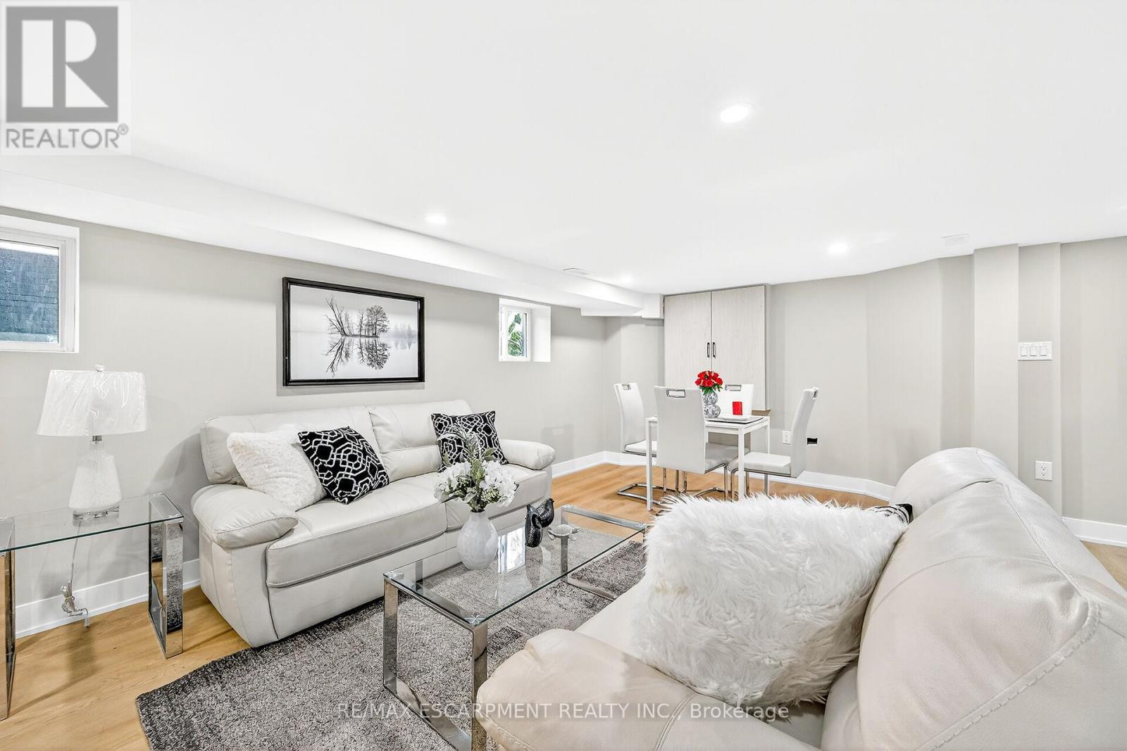 26 Martin Road, Hamilton, ON - Indoor Photo Showing Living Room