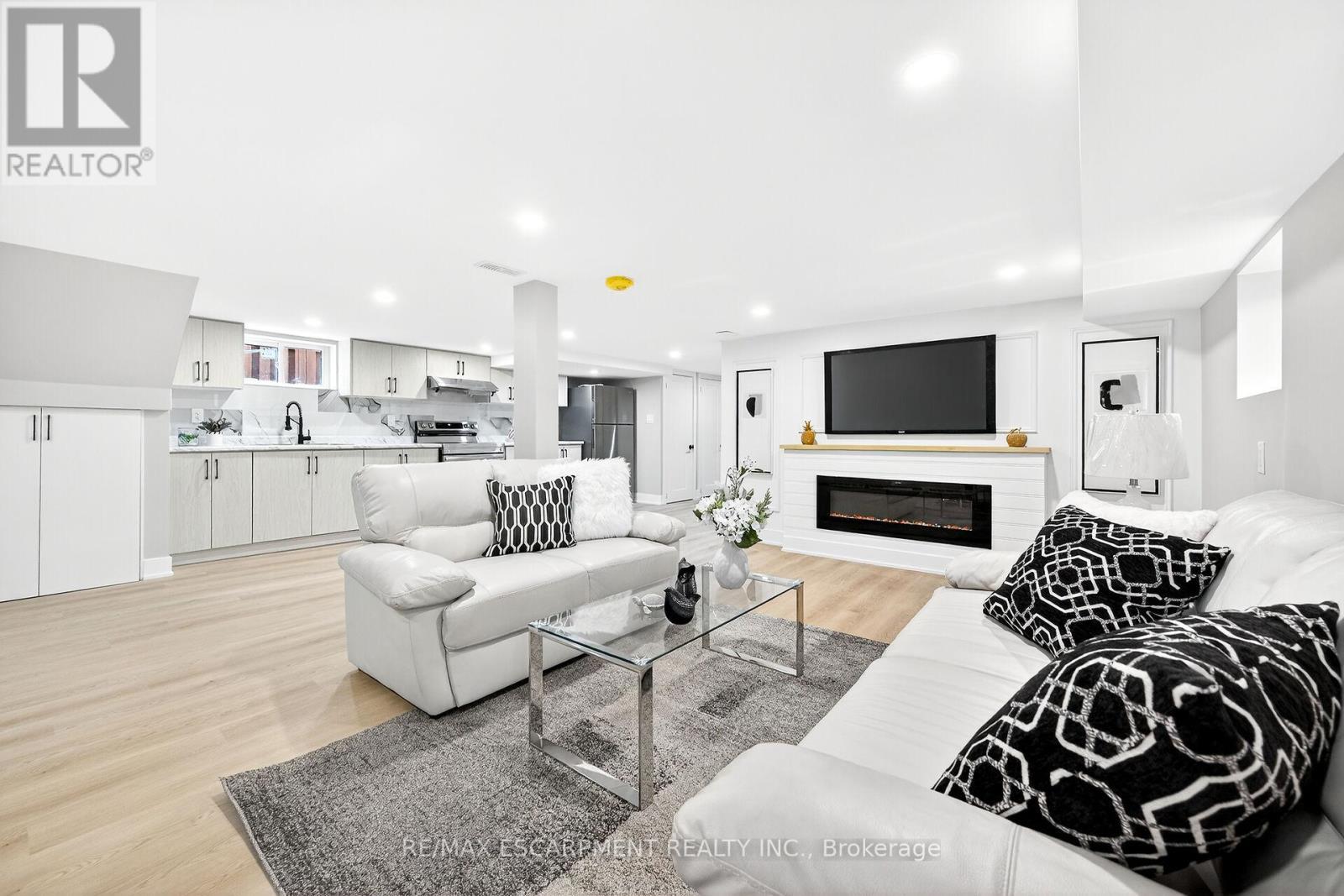 26 Martin Road, Hamilton, ON - Indoor Photo Showing Living Room With Fireplace